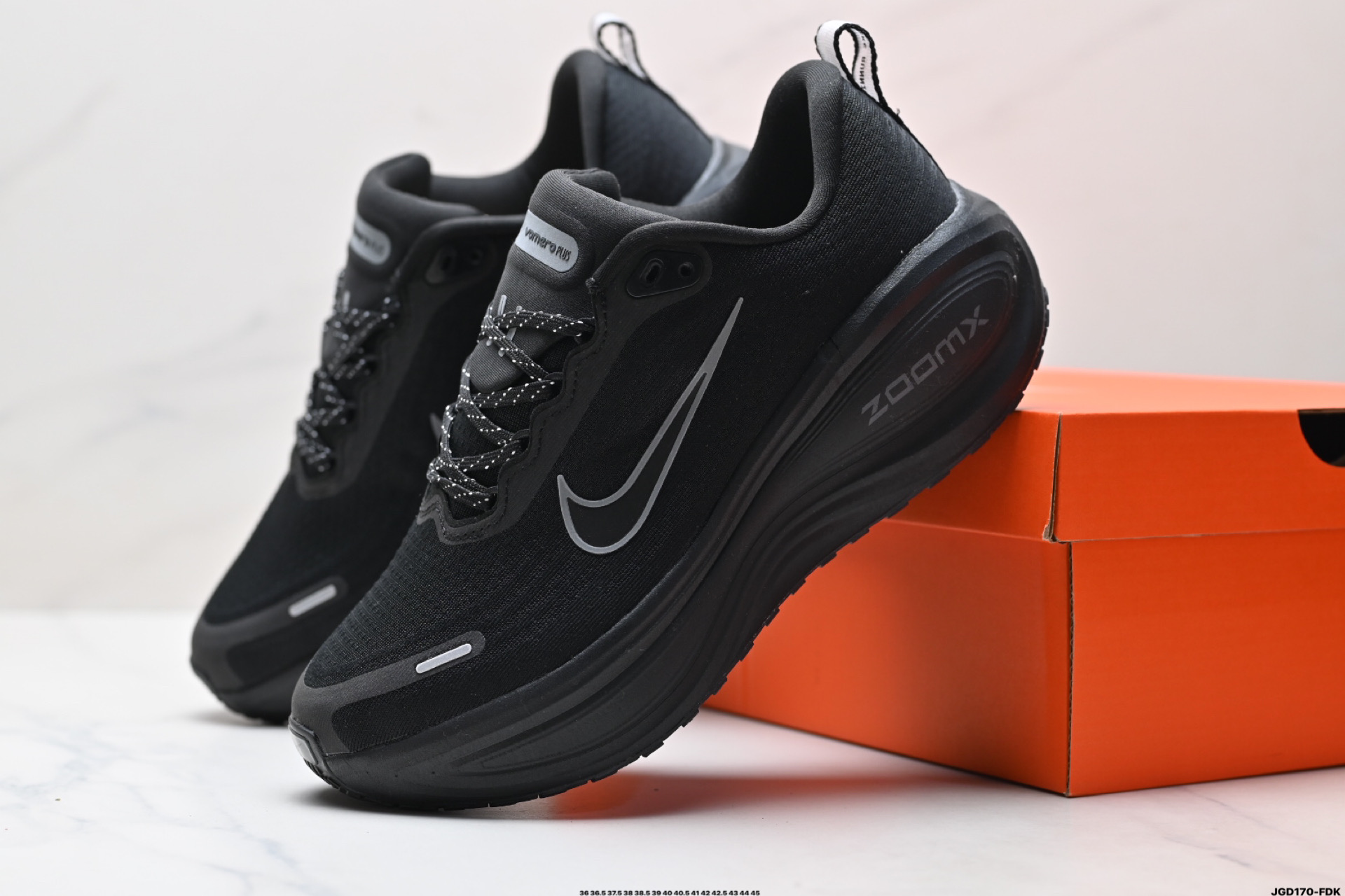 Nike VOMERO 18 Plus 耐克 舒适减震防滑 低帮跑步鞋 HM6805-101