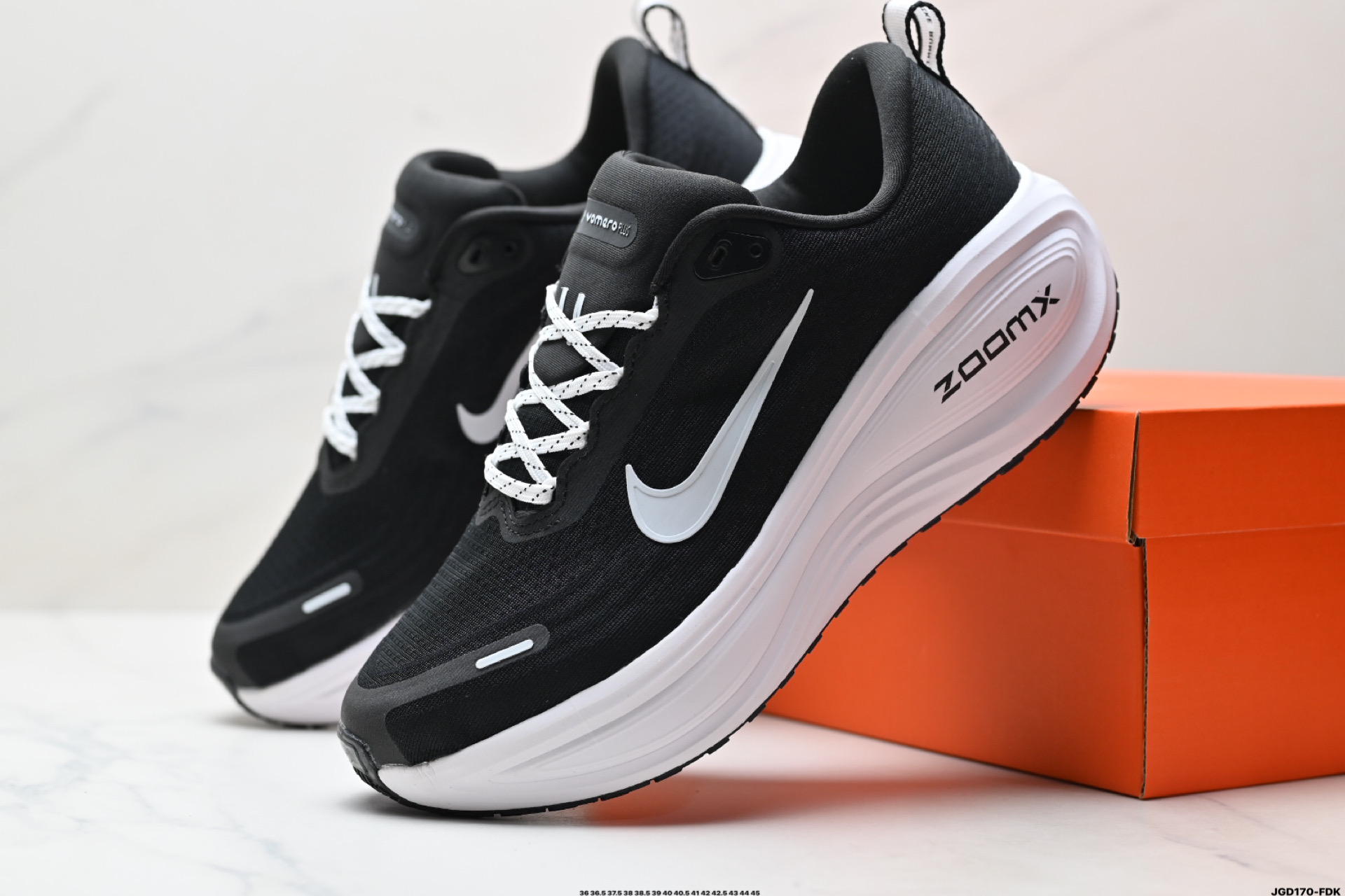 Nike VOMERO 18 Plus 耐克 舒适减震防滑 低帮跑步鞋 HM6805-101