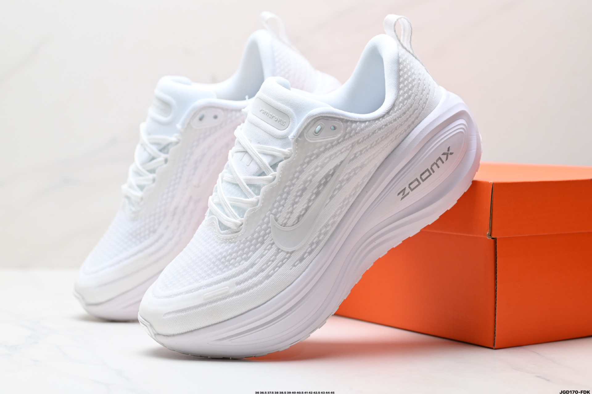 Nike VOMERO 18 Plus 耐克 舒适减震防滑 低帮跑步鞋 HM6805-101