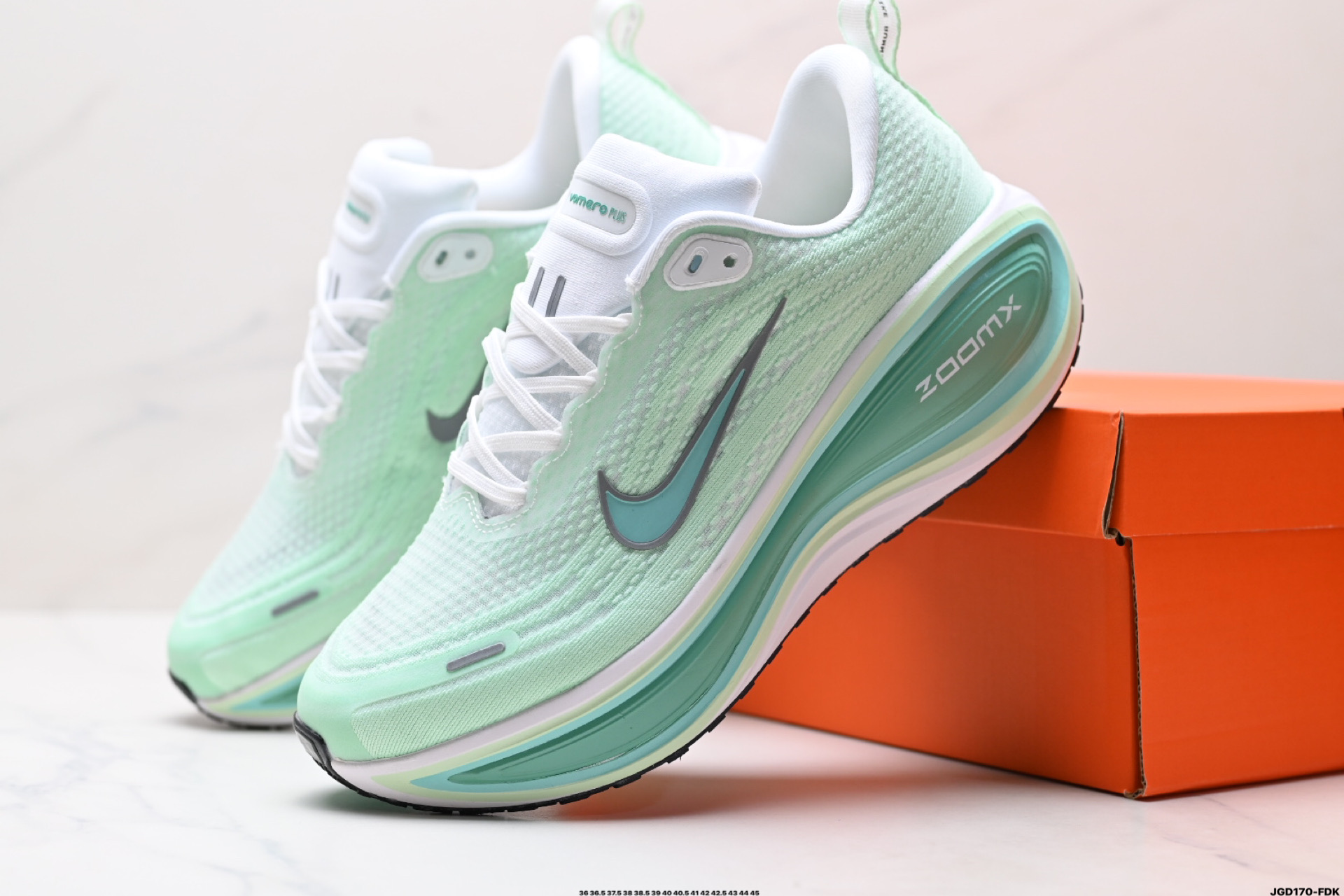 Nike VOMERO 18 Plus 耐克 舒适减震防滑 低帮跑步鞋 HM6805-101