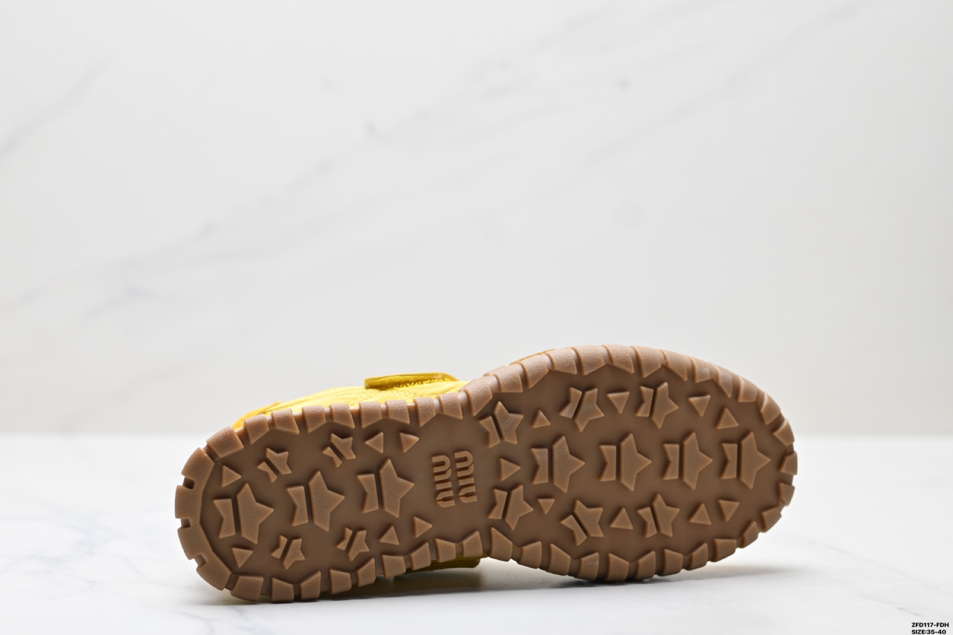 Miu Miu Mary Jane Zapatos Deportivos Amarillos de Gamuza para Mujer 10 i1746548555907 1027 0 8