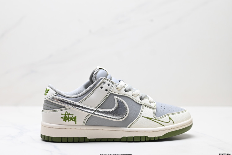 Nike Dunk Low Retro Stussy זית בהיר - שילוב קלאסי עם טוויסט מודרני 1 Nike Dunk Low Retro Stussy זית בהיר – שילוב קלאסי עם טוויסט מודרני