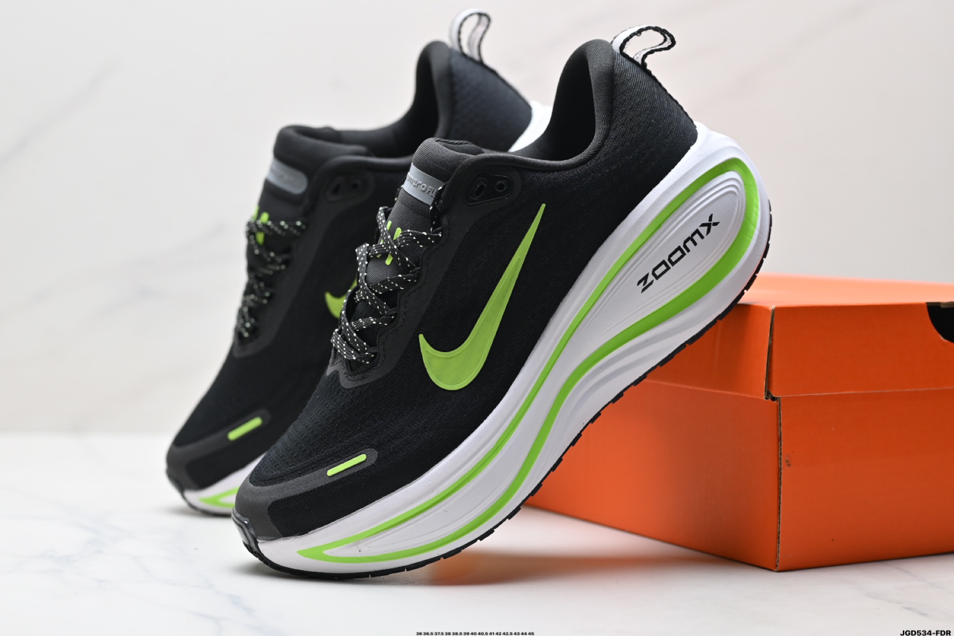 Nike VOMERO 18 Plus 耐克 舒适减震防滑 低帮跑步鞋 HM6805