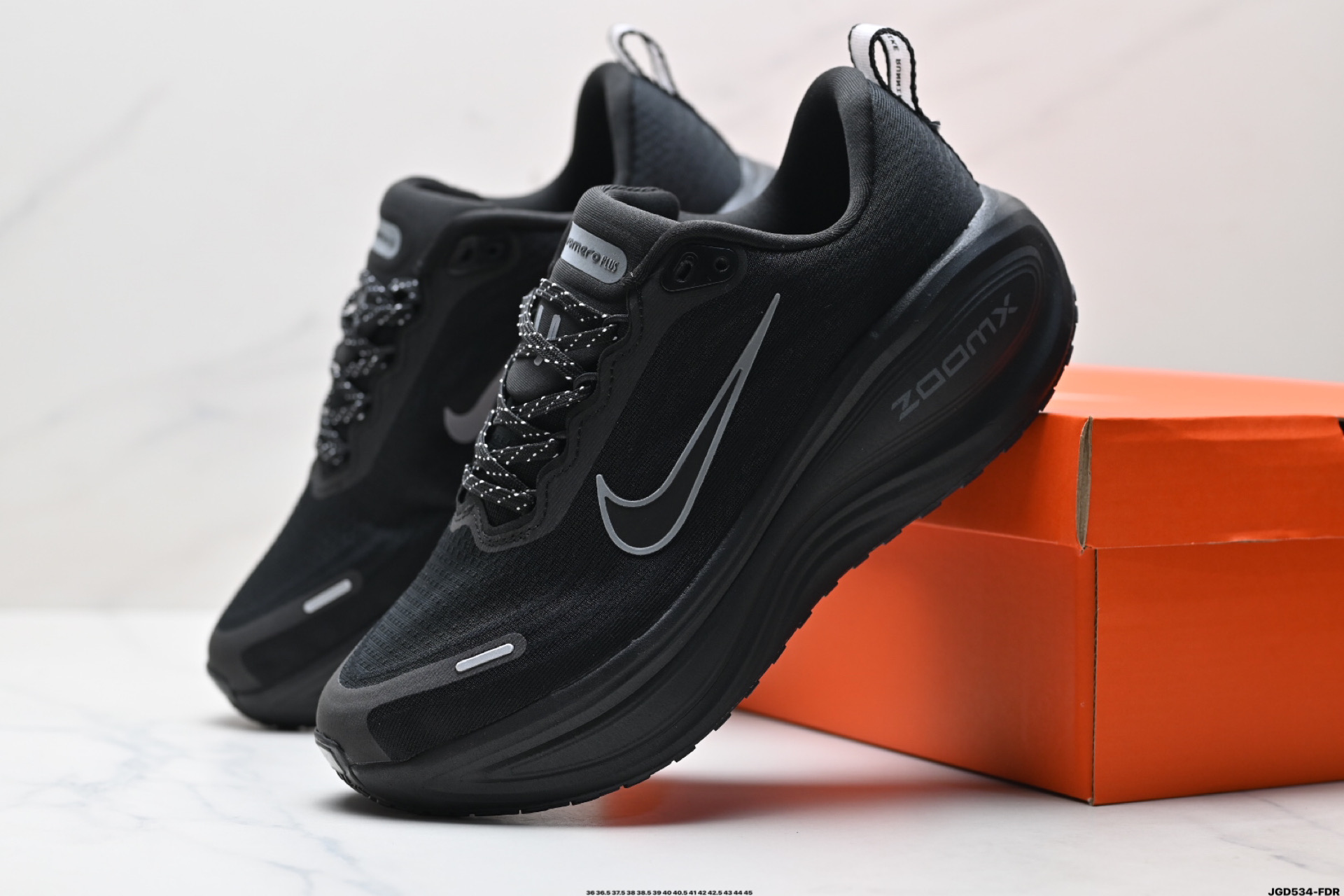 Nike VOMERO 18 Plus 耐克 舒适减震防滑 低帮跑步鞋 HM6805