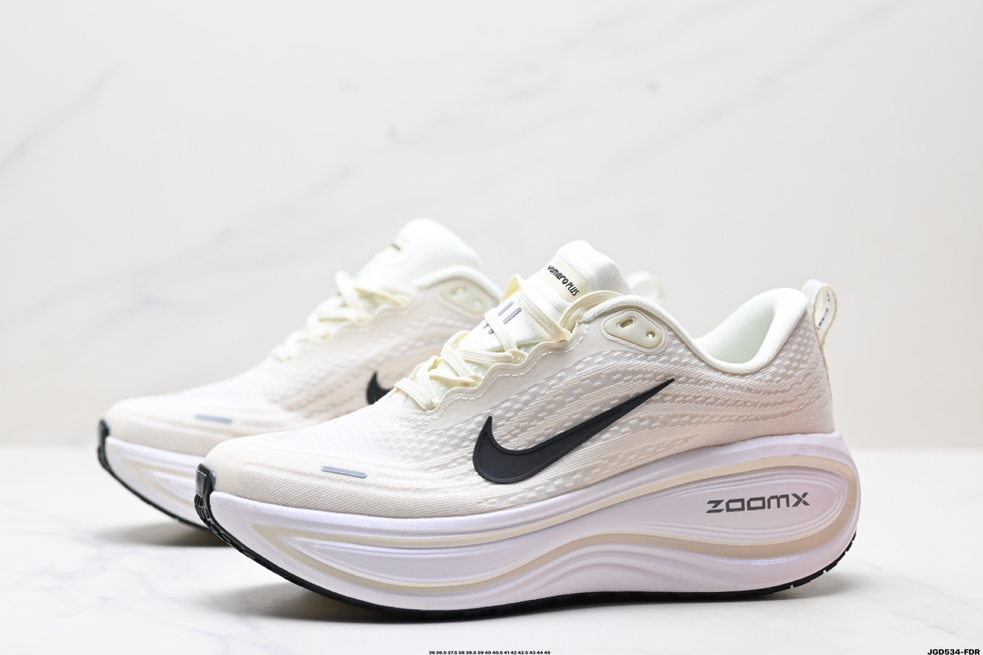 190 Nike VOMERO 18 Plus 耐克 舒适减震防滑 低帮跑步鞋 HM6805-107