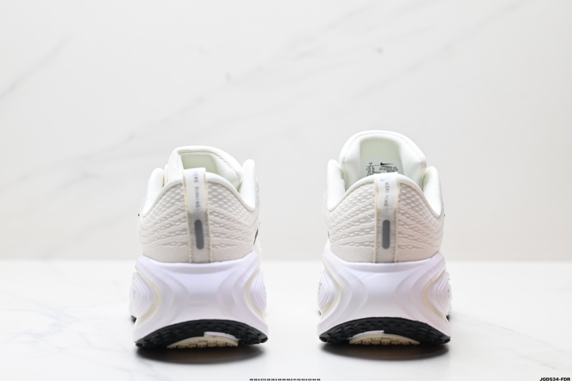 190 Nike VOMERO 18 Plus 耐克 舒适减震防滑 低帮跑步鞋 HM6805-107