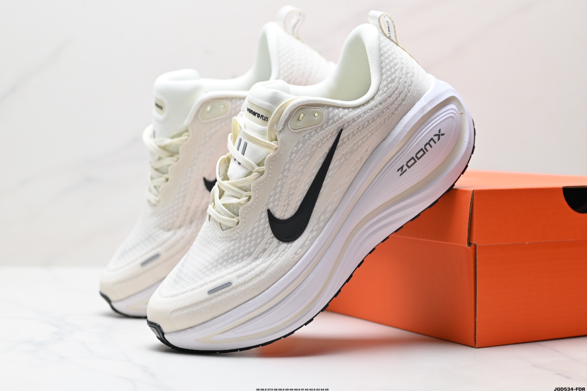 Nike VOMERO 18 Plus 耐克 舒适减震防滑 低帮跑步鞋 HM6805