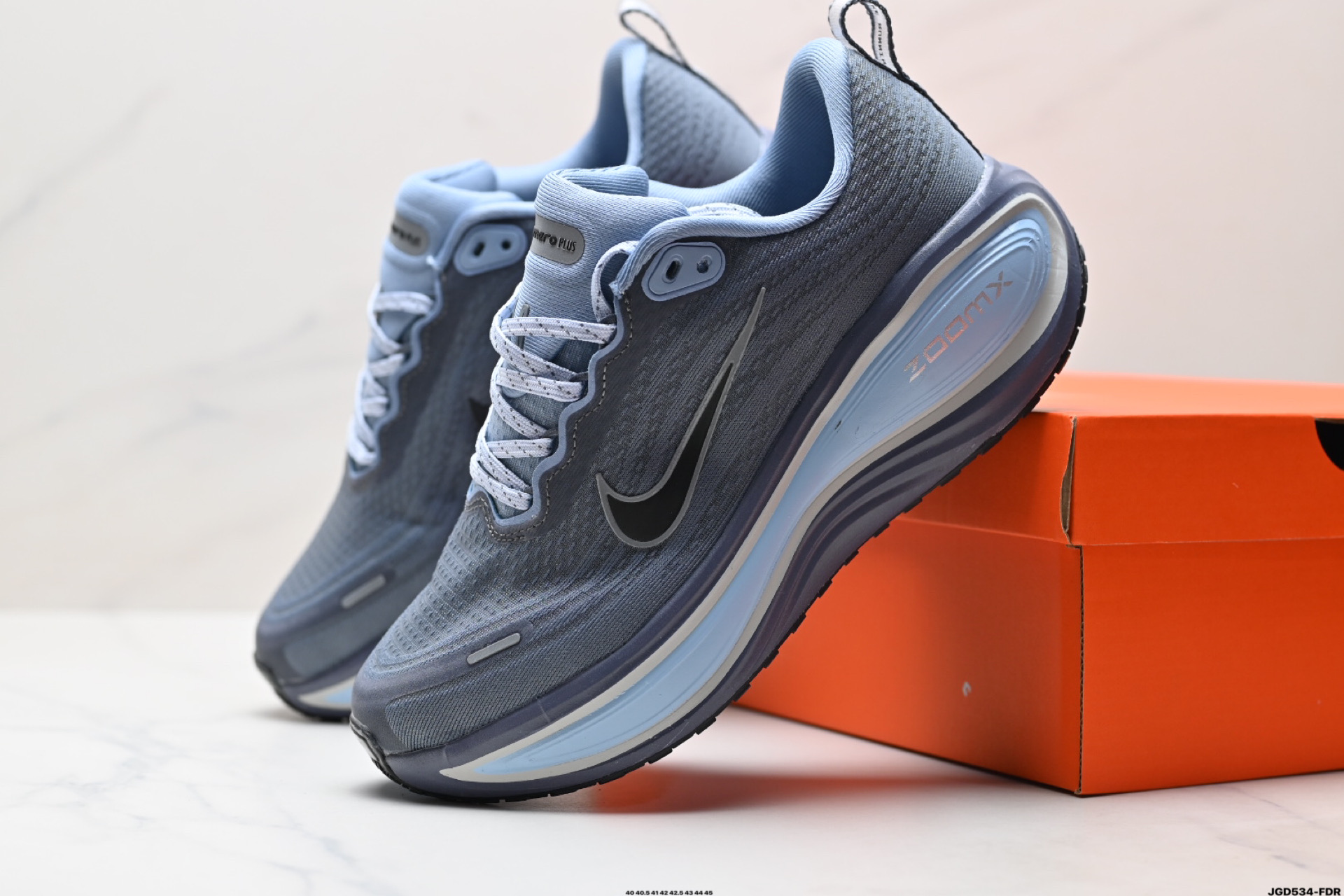 Nike VOMERO 18 Plus 耐克 舒适减震防滑 低帮跑步鞋 HM6805