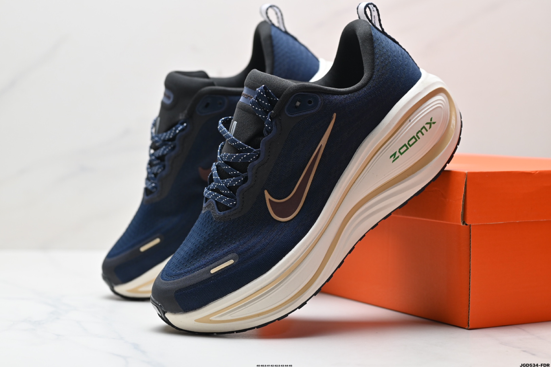 Nike VOMERO 18 Plus 耐克 舒适减震防滑 低帮跑步鞋 HM6805