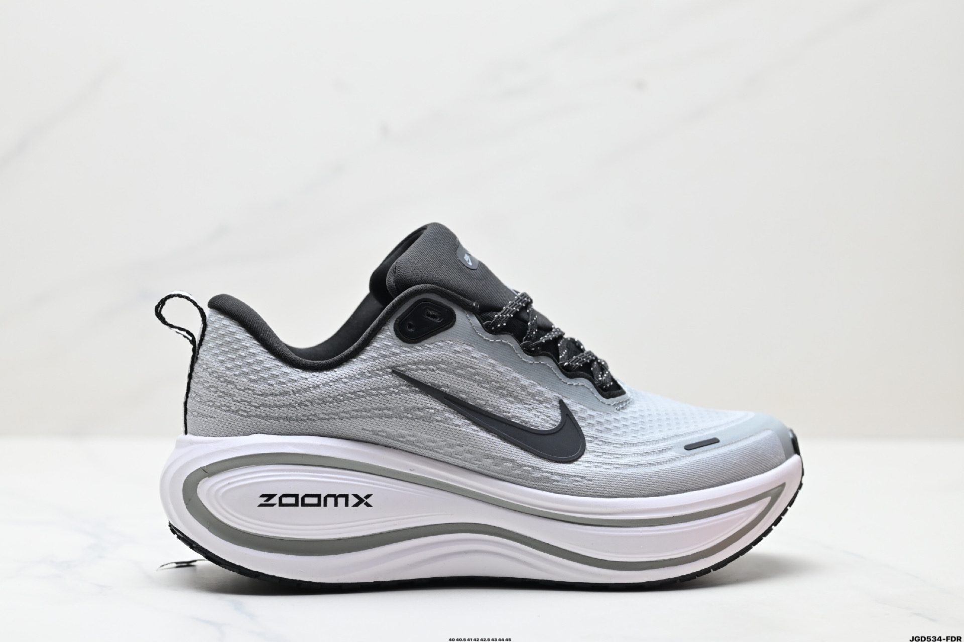 Nike VOMERO 18 Plus 耐克 舒适减震防滑 低帮跑步鞋 HM6805