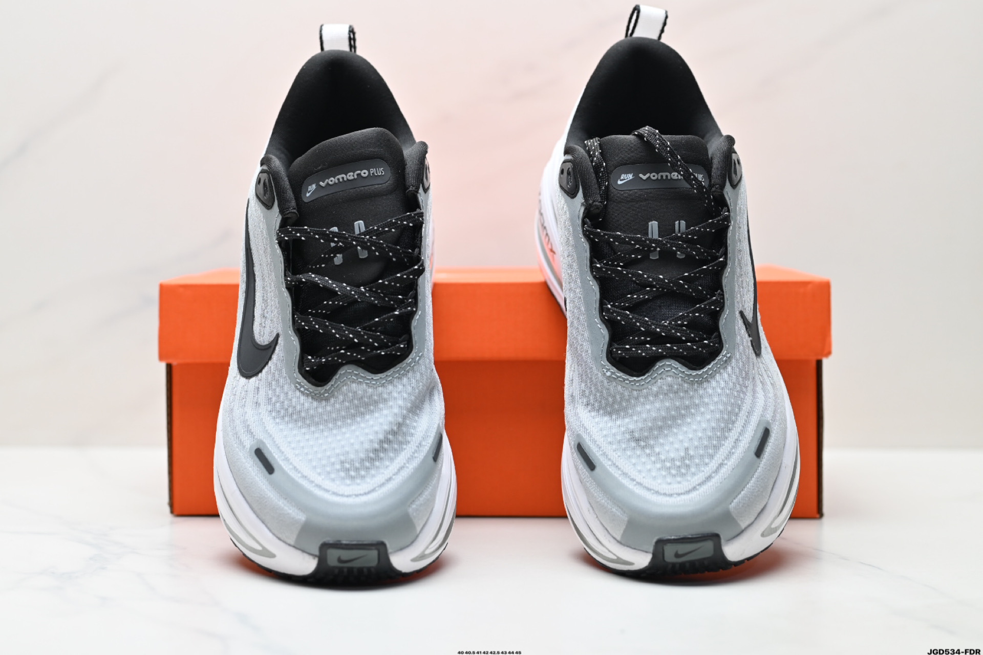 Nike VOMERO 18 Plus 耐克 舒适减震防滑 低帮跑步鞋 HM6805