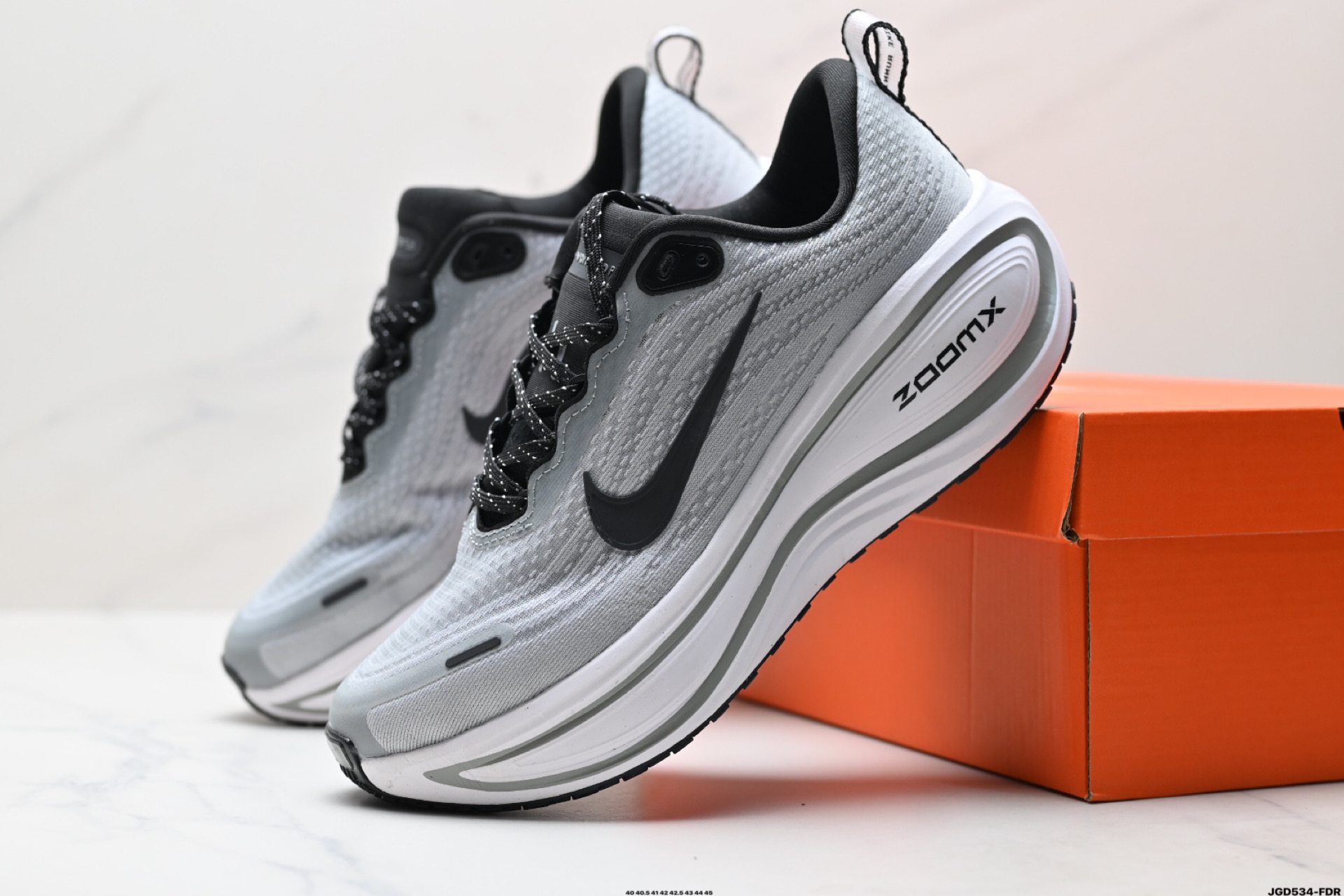 Nike VOMERO 18 Plus 耐克 舒适减震防滑 低帮跑步鞋 HM6805