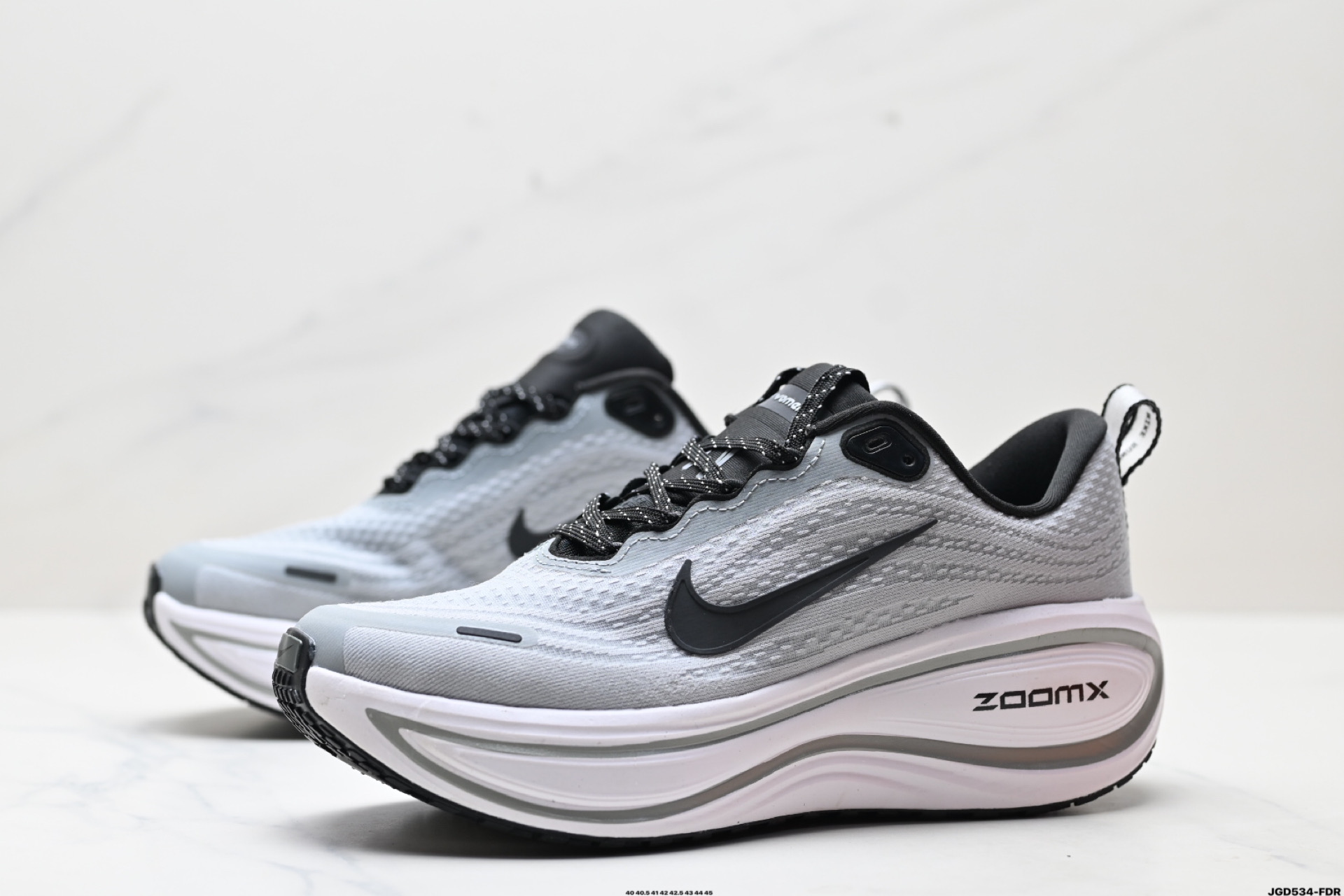 Nike VOMERO 18 Plus 耐克 舒适减震防滑 低帮跑步鞋 HM6805