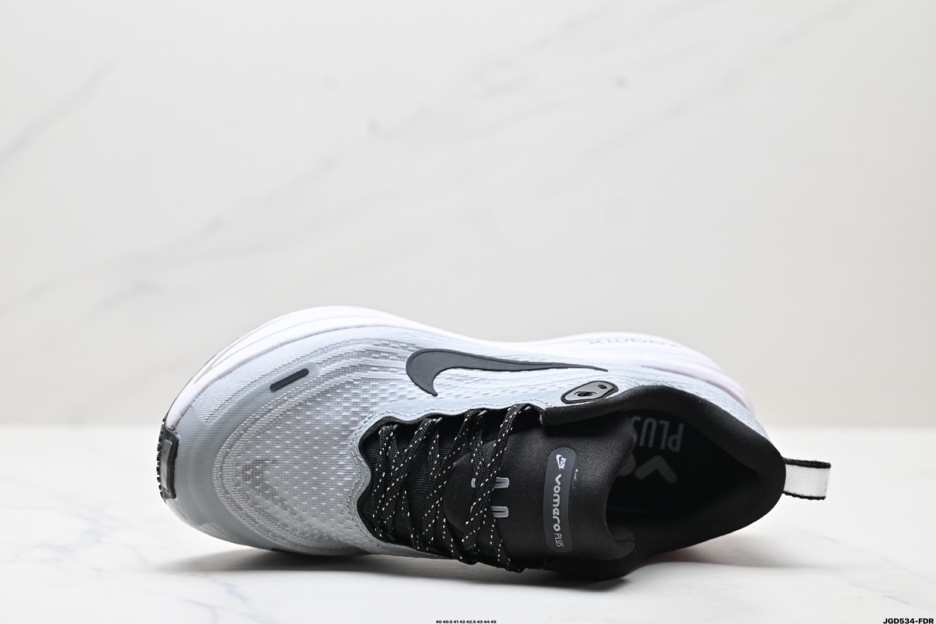 Nike VOMERO 18 Plus 耐克 舒适减震防滑 低帮跑步鞋 HM6805