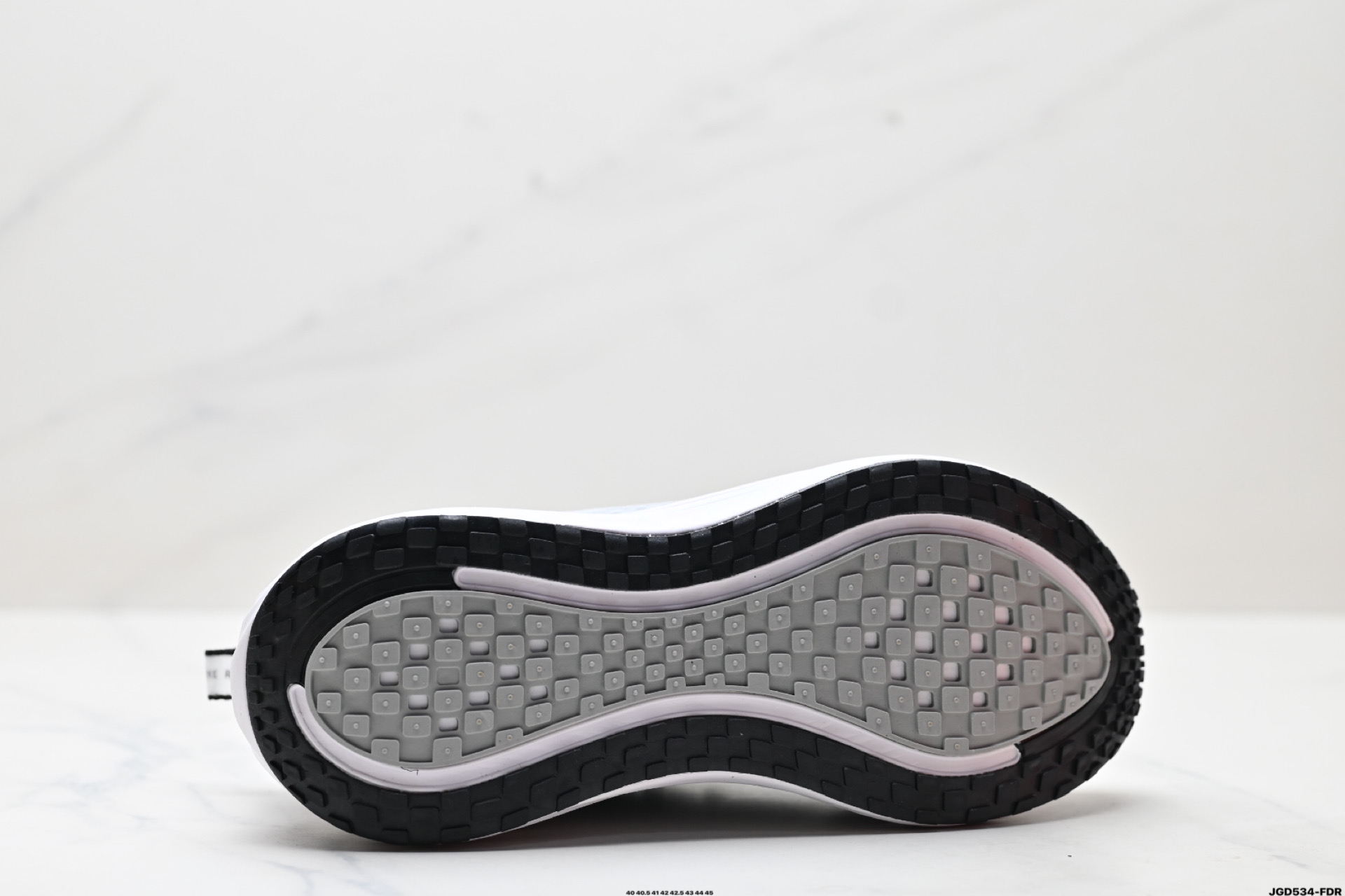 Nike VOMERO 18 Plus 耐克 舒适减震防滑 低帮跑步鞋 HM6805