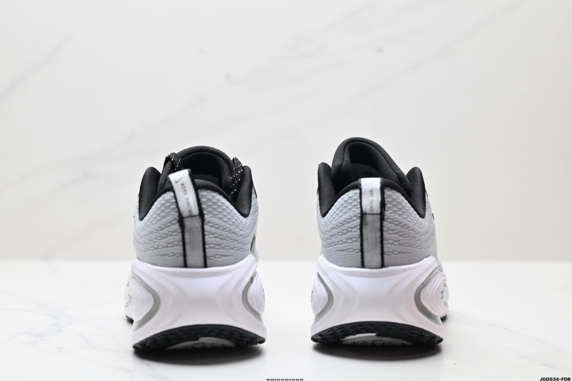 Nike VOMERO 18 Plus 耐克 舒适减震防滑 低帮跑步鞋 HM6805
