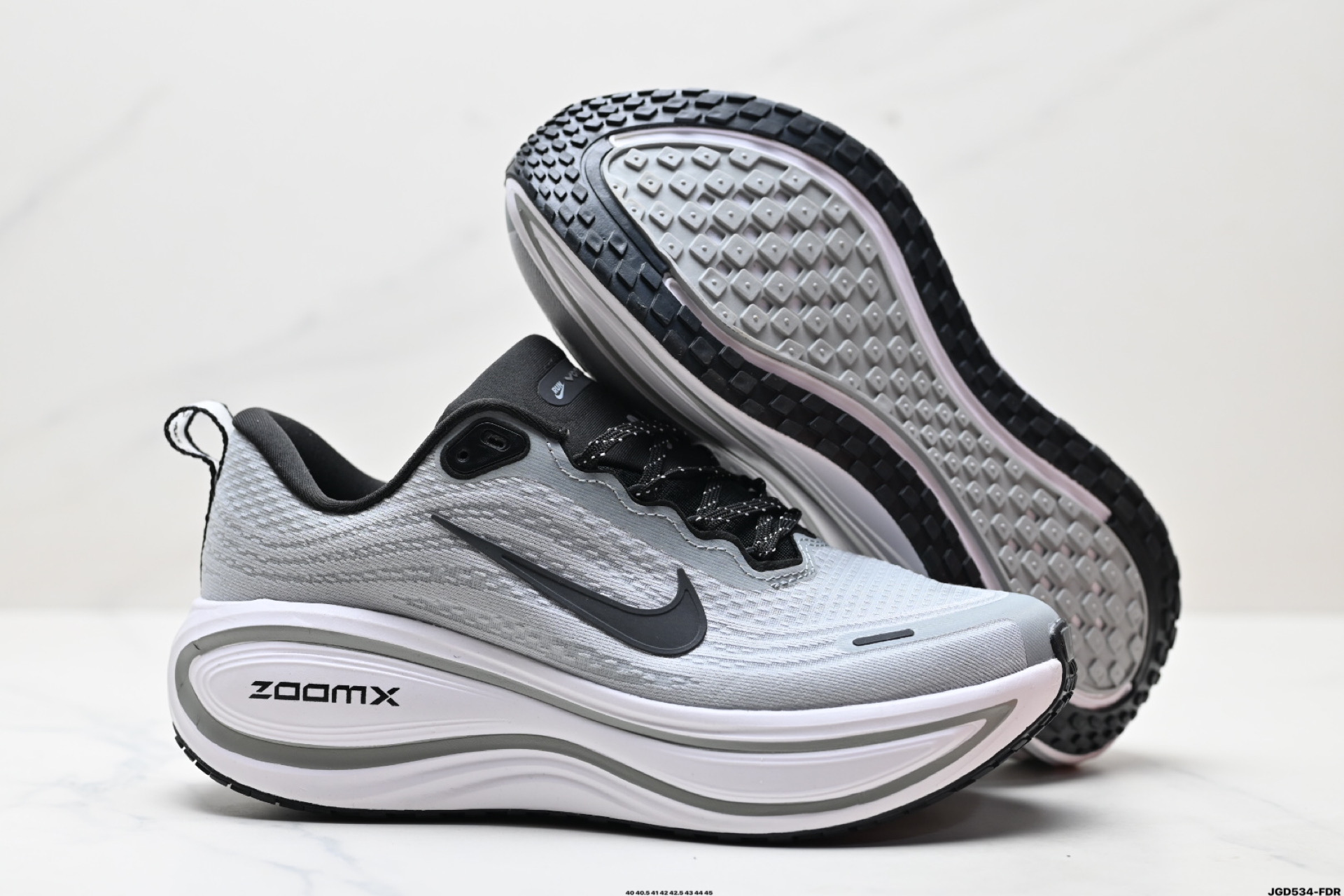Nike VOMERO 18 Plus 耐克 舒适减震防滑 低帮跑步鞋 HM6805