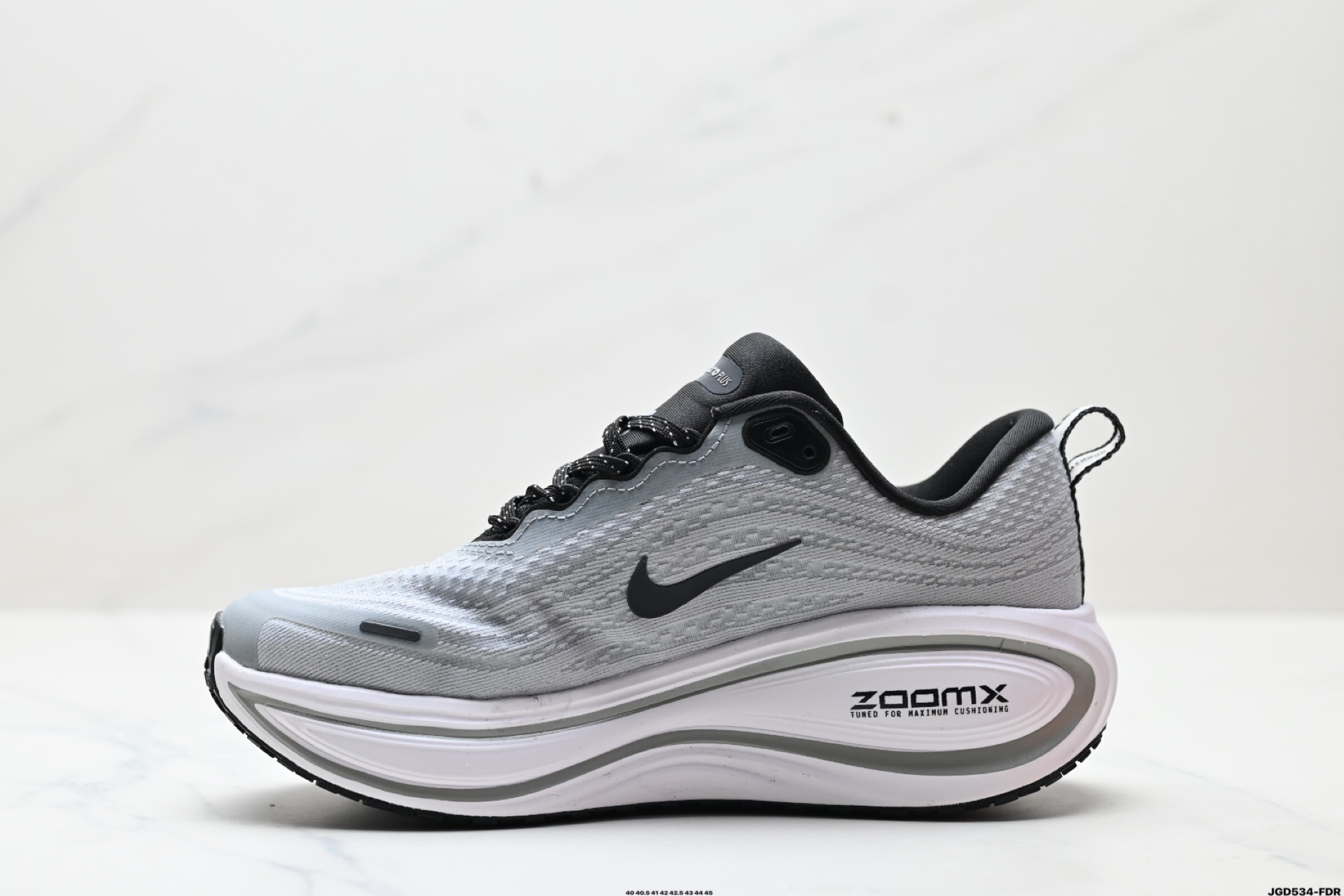 Nike VOMERO 18 Plus 耐克 舒适减震防滑 低帮跑步鞋 HM6805