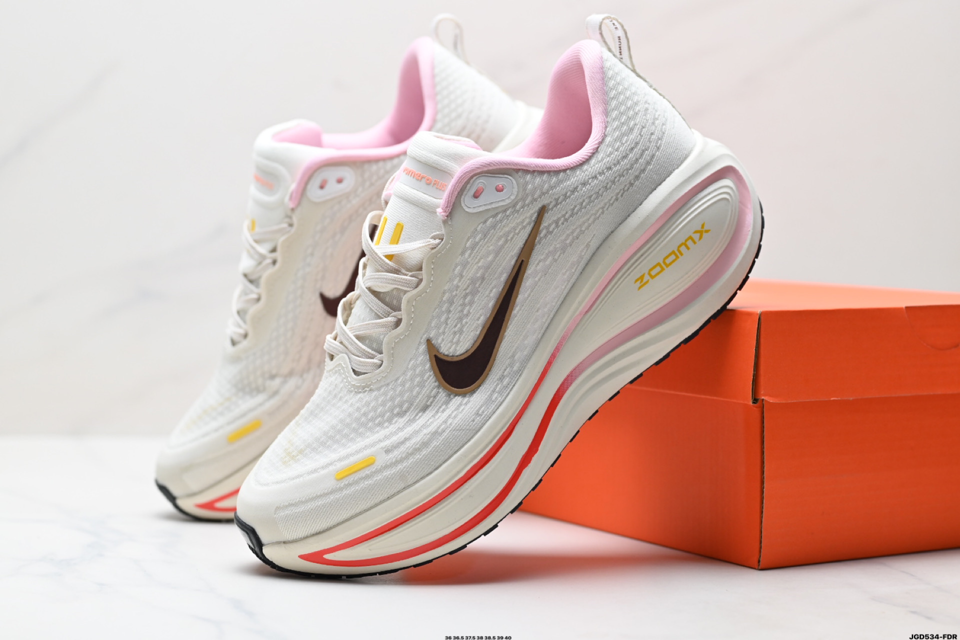 Nike VOMERO 18 Plus 耐克 舒适减震防滑 低帮跑步鞋 HM6805