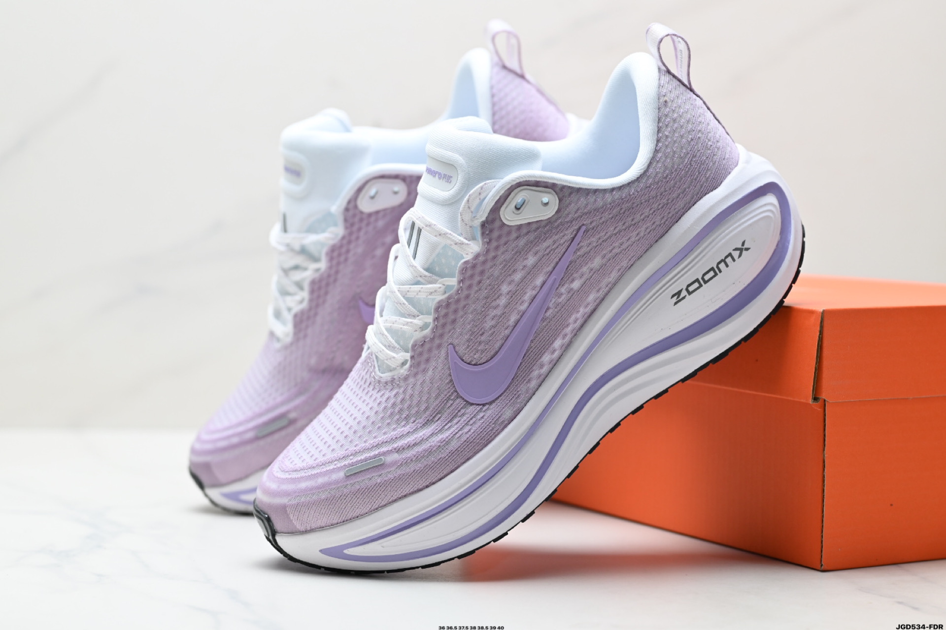 Nike VOMERO 18 Plus 耐克 舒适减震防滑 低帮跑步鞋 HM6805