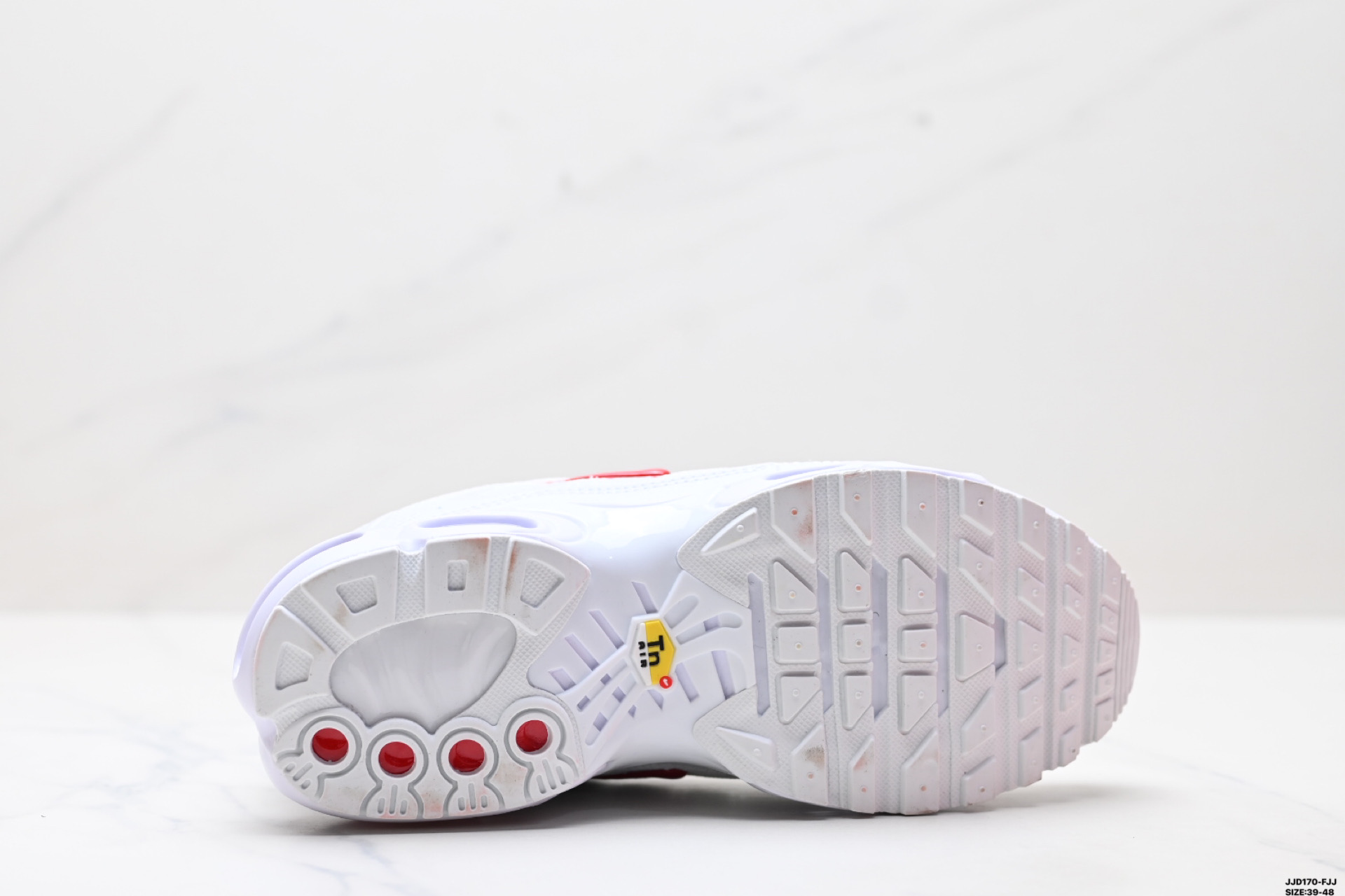 Nike Air Max Plus White/Red Athletic Shoes - Lightweight and Breathable 10 i1746893875013 6214 0 8