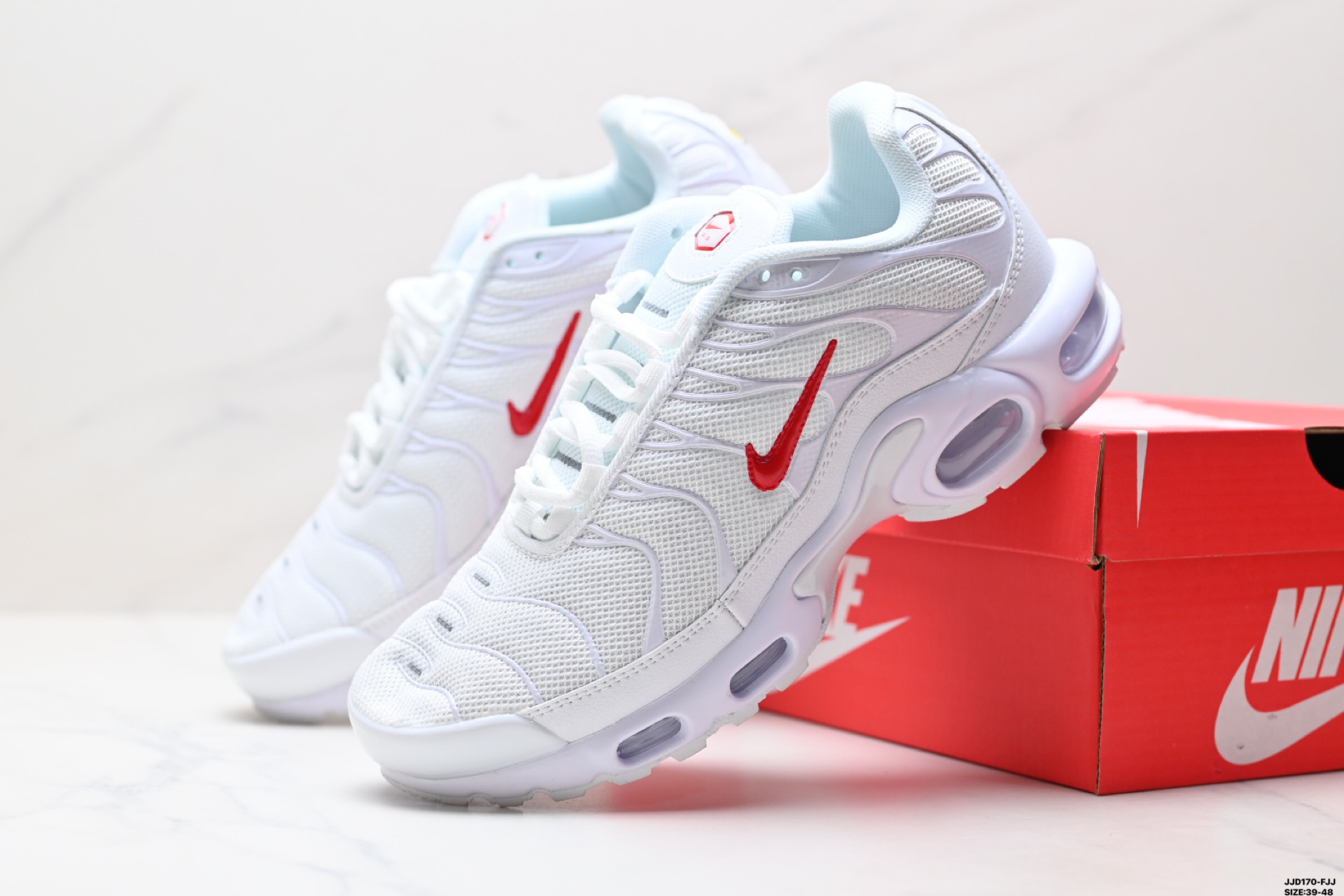 Nike Air Max Plus White/Red Athletic Shoes - Lightweight and Breathable 9 i1746893876079 1097 0 7
