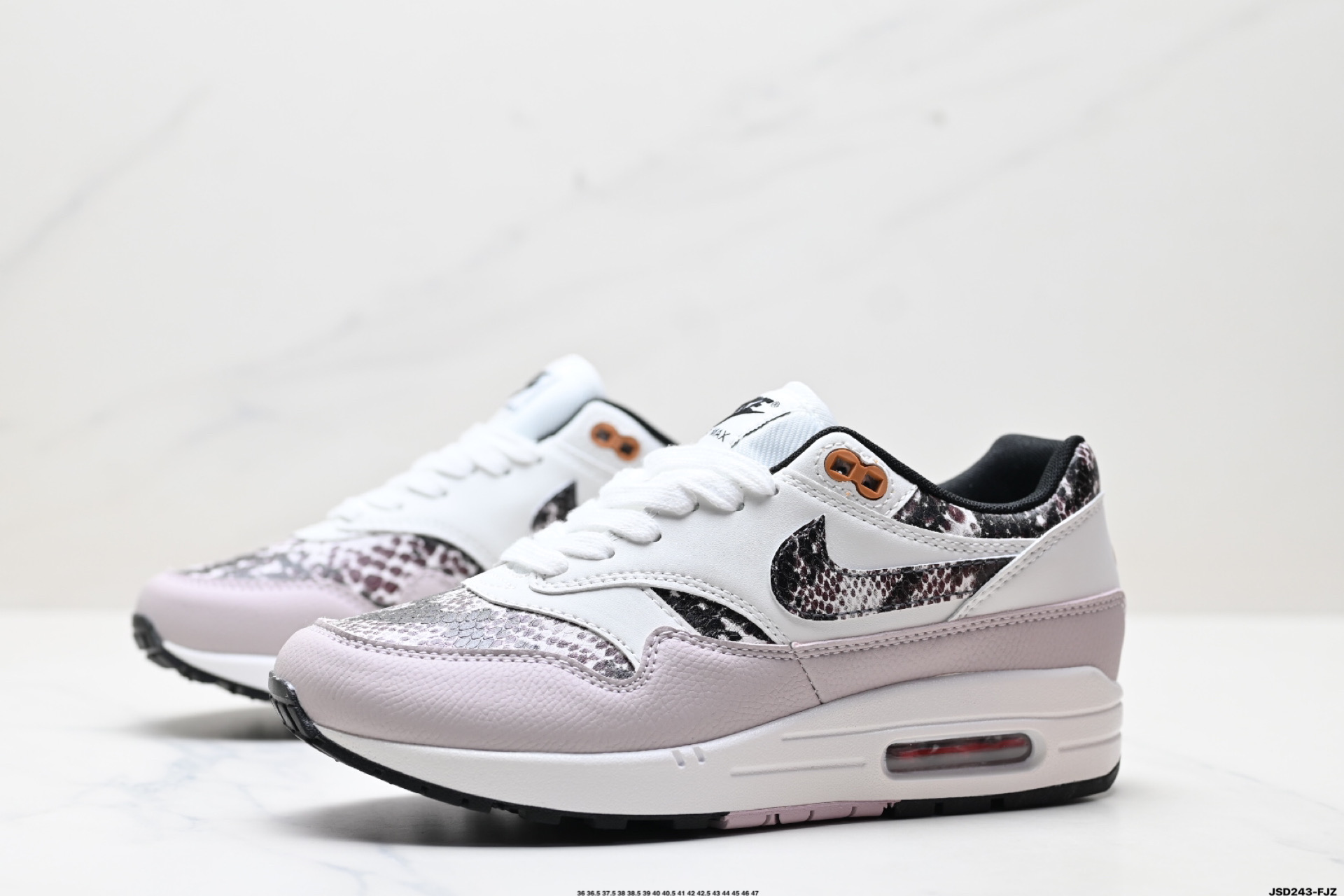 Nike Air Max 1 耐克气垫 缓震 耐磨运动鞋 鞋身材质均选择皮革 HF5338-100
