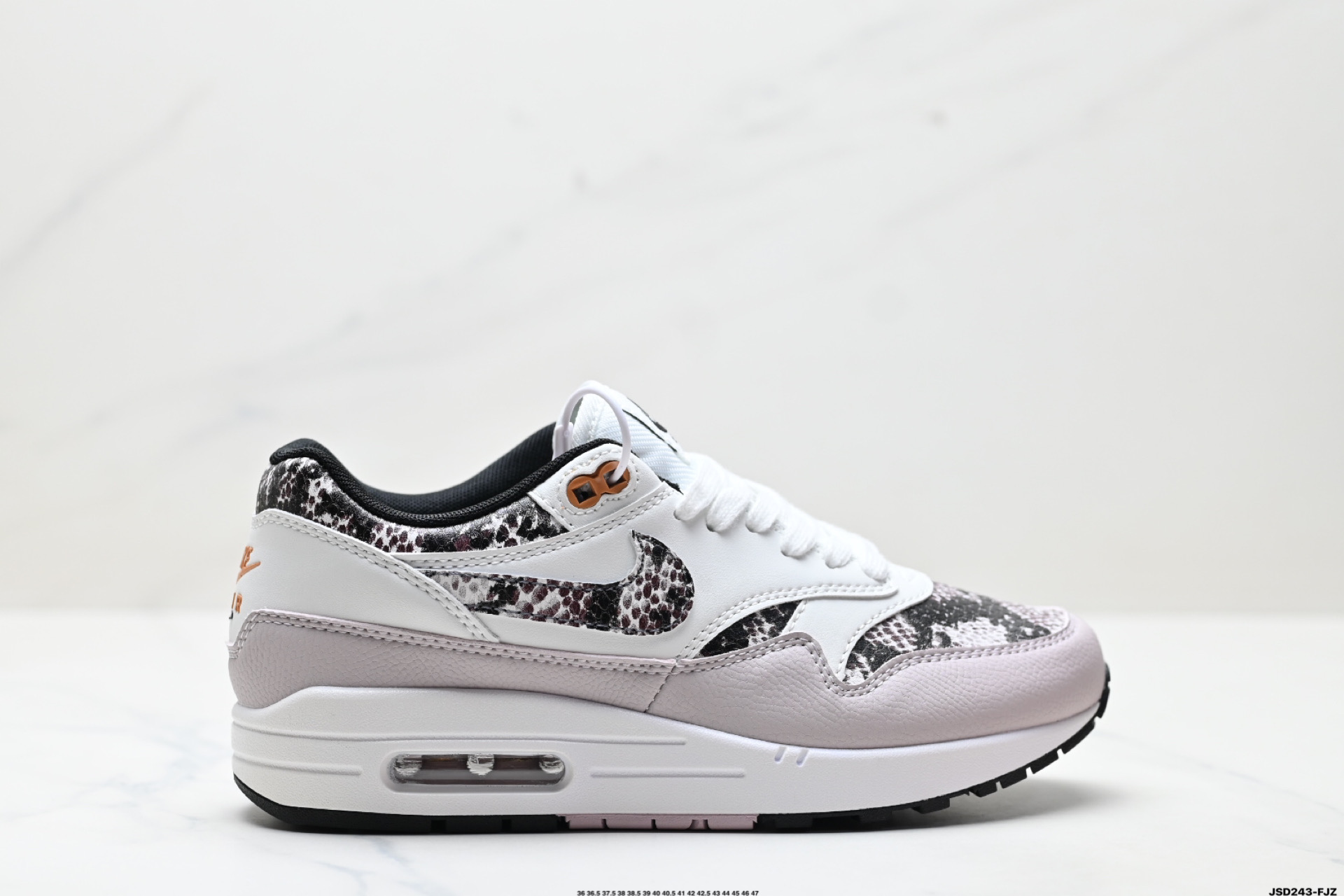 Nike Air Max 1 耐克气垫 缓震 耐磨运动鞋 鞋身材质均选择皮革 HF5338-100