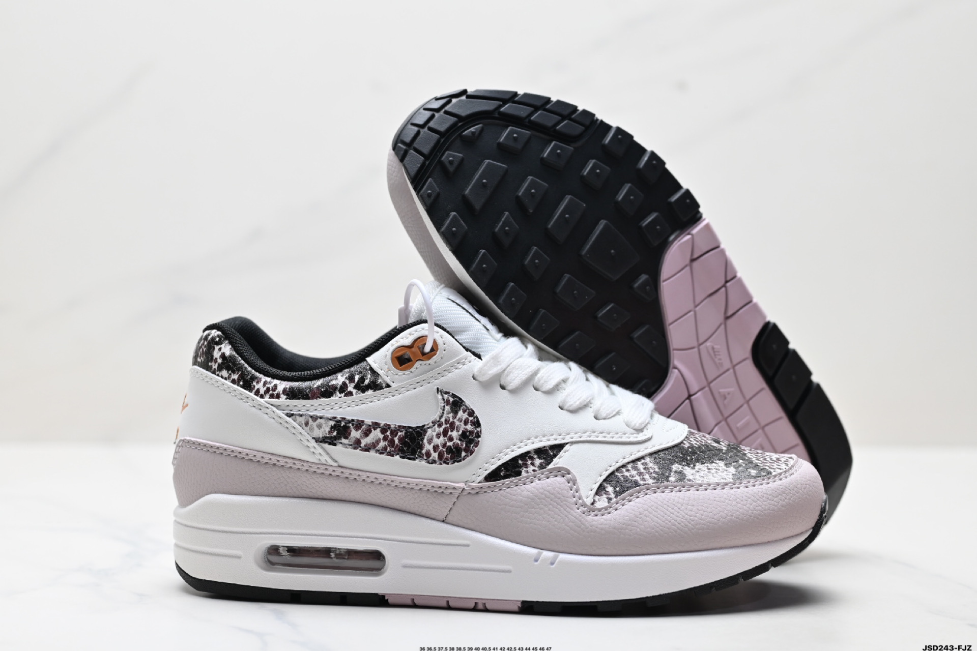 Nike Air Max 1 耐克气垫 缓震 耐磨运动鞋 鞋身材质均选择皮革 HF5338-100