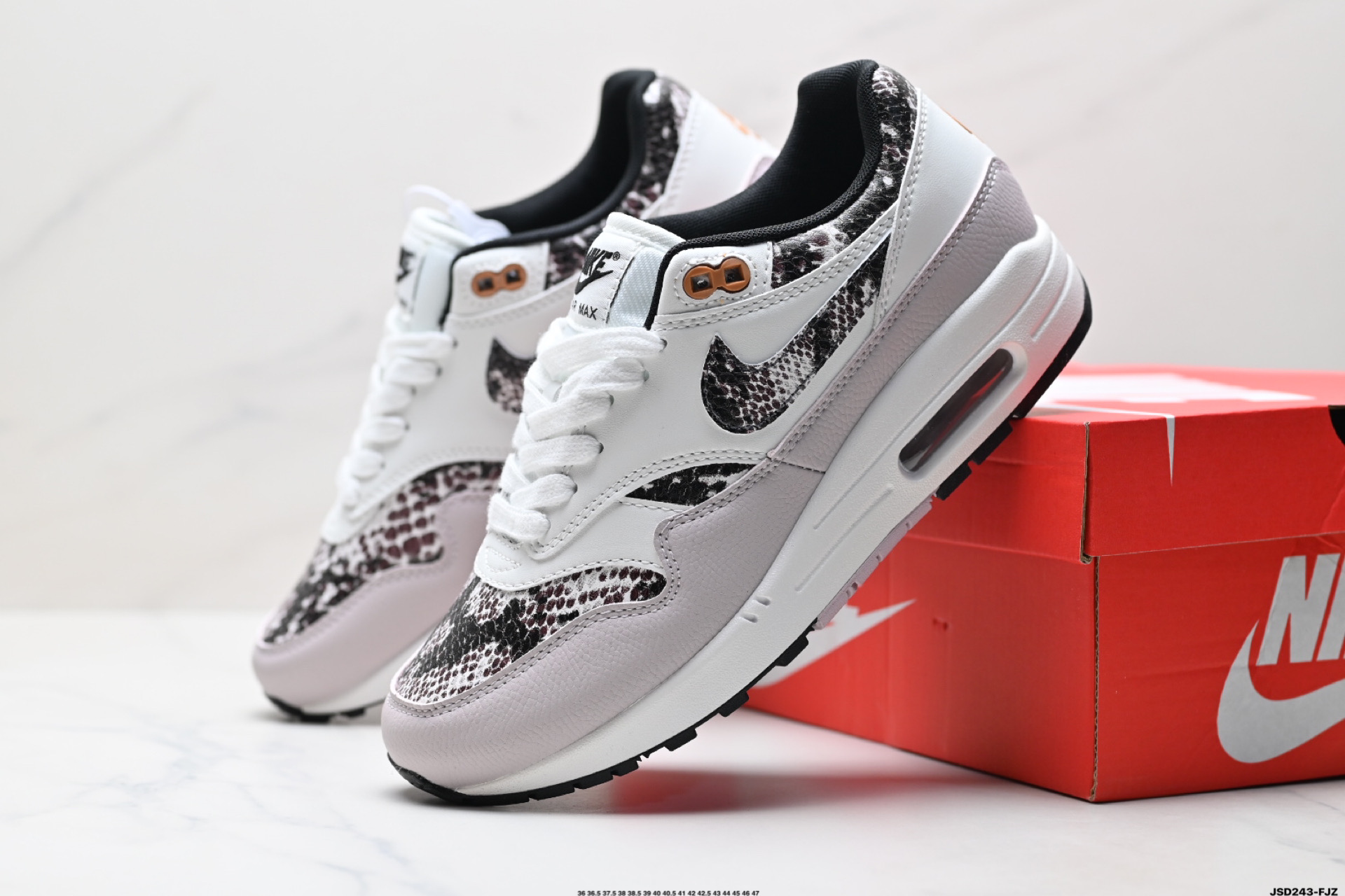 Nike Air Max 1 耐克气垫 缓震 耐磨运动鞋 鞋身材质均选择皮革 HF5338-100