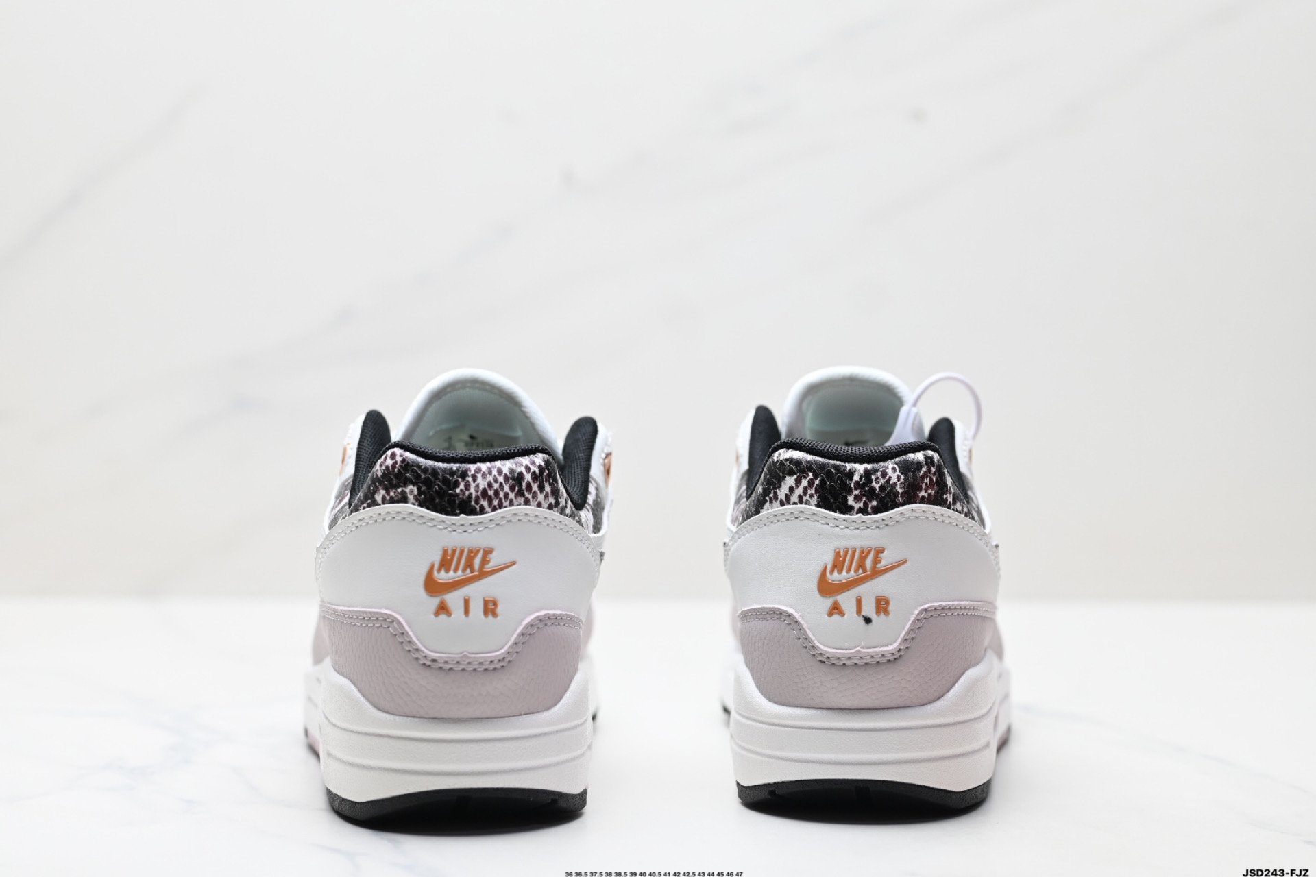 Nike Air Max 1 耐克气垫 缓震 耐磨运动鞋 鞋身材质均选择皮革 HF5338-100