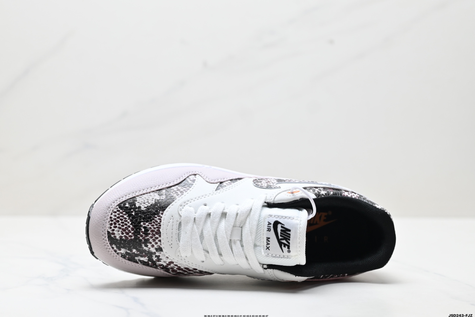 Nike Air Max 1 耐克气垫 缓震 耐磨运动鞋 鞋身材质均选择皮革 HF5338-100
