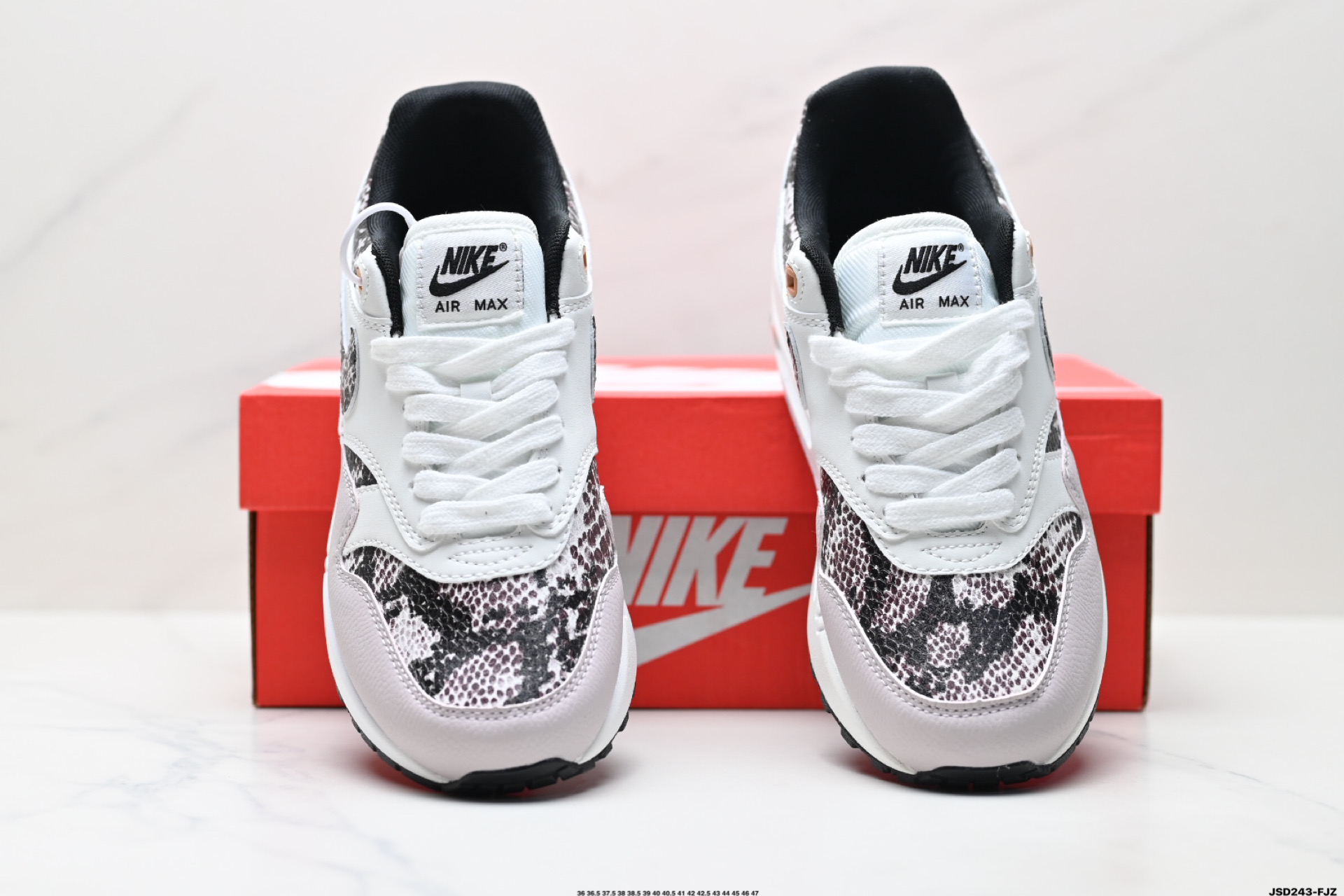 Nike Air Max 1 耐克气垫 缓震 耐磨运动鞋 鞋身材质均选择皮革 HF5338-100