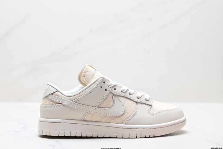Nike Dunk Low: נעלי סניקרס אופנתיות ונוחות עם טכנולוגיית Zoom Air 1 Nike Dunk Low: נעלי סניקרס אופנתיות ונוחות עם טכנולוגיית Zoom Air