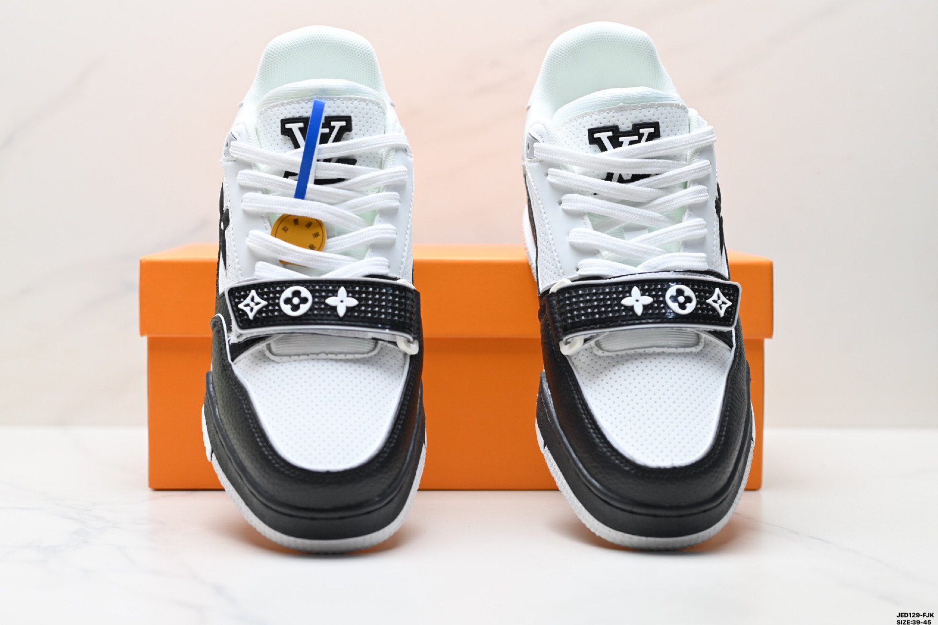 Louis Vuitton Trainer Sneaker Low - Casual, Versatile Style 8 i1747150517043 8736 0 6
