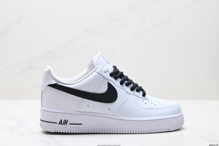 Nike Air Force 1 '07 - קלאסיקה נצחית בגימור לבן ושחור 1 Nike Air Force 1 ’07 – קלאסיקה נצחית בגימור לבן ושחור