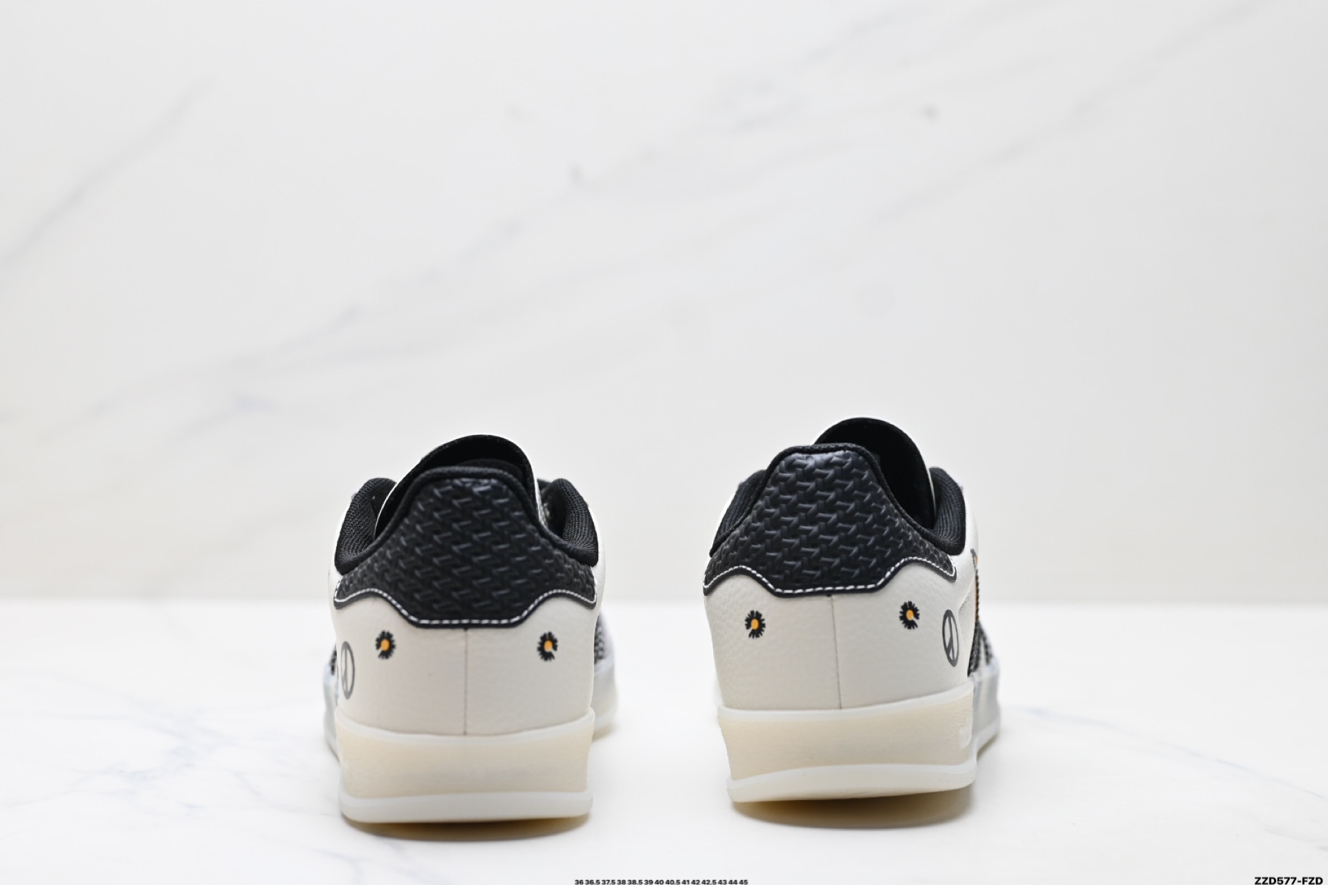 260 Adidas Originals Gazelle indoor ‘DIY‘定制 系列 阿迪达斯 三叶草绅士德训足球风百搭低帮休闲运动板鞋 DM1234-011