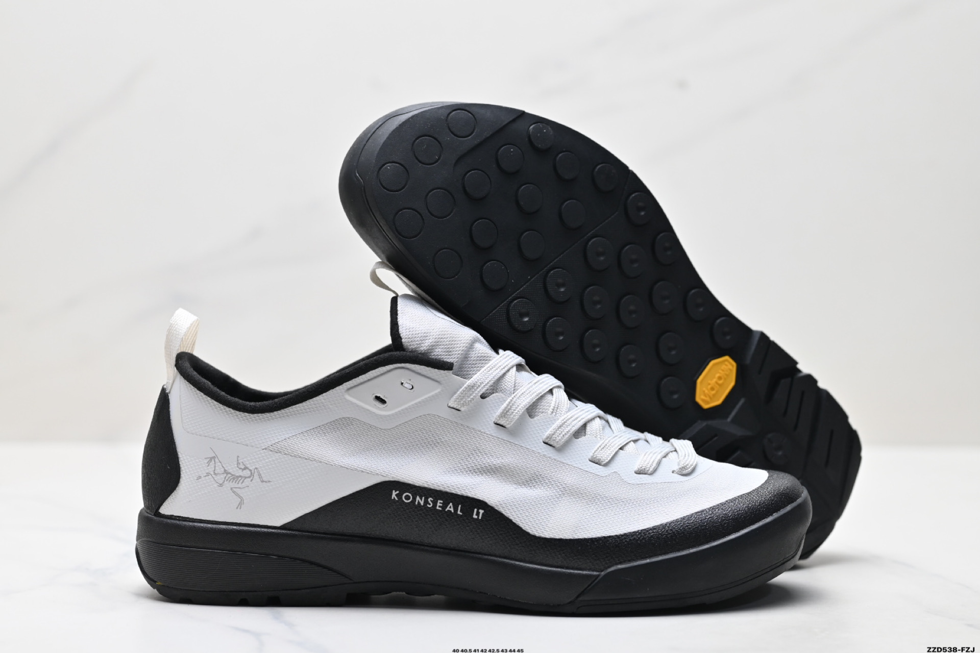 🈴💰220
公司级✅Arcteryx始祖鸟 Konseal LT 轻量 网布防滑轻便耐磨 低帮户外运动跑步鞋
konseal LT的外观看似朴实 却散发着一股高贵气息 虽然是标榜越野鞋 但其实越野跑与登山乃一体两面的运动 皆在相同的山林场域之中进行 包含轻量化鞋身 MegaGrip大底 OrthoLite 3D鞋垫 EVA弹性混合中底等等 以及这次所使用的最新防水透气科技 
抓地力优良的VibramMegaGrip 鞋带收纳设计 避免鞋带勾到绊倒 全脚掌舒适稳定 EVA弹性混合中底 OrthoLite 3D鞋垫 前脚掌TPU支撑片
Size:40-45
ID:ZZD538-FZJ