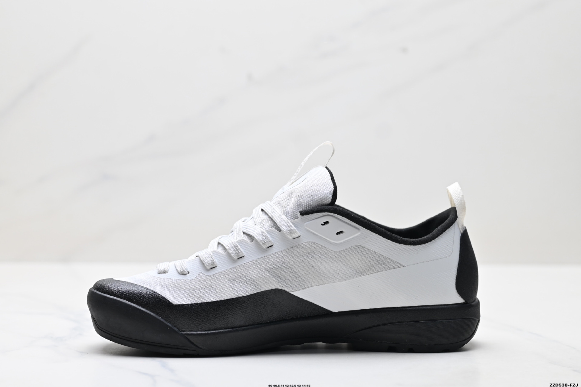 💰220
公司级✅Arcteryx始祖鸟 Konseal LT 轻量 网布防滑轻便耐磨 低帮户外运动跑步鞋
konseal LT的外观看似朴实 却散发着一股高贵气息 虽然是标榜越野鞋 但其实越野跑与登山乃一体两面的运动 皆在相同的山林场域之中进行 包含轻量化鞋身 MegaGrip大底 OrthoLite 3D鞋垫 EVA弹性混合中底等等 以及这次所使用的最新防水透气科技 
抓地力优良的VibramMegaGrip 鞋带收纳设计 避免鞋带勾到绊倒 全脚掌舒适稳定 EVA弹性混合中底 OrthoLite 3D鞋垫 前脚掌TPU支撑片
Size:40-45
ID:ZZD538-FZJ