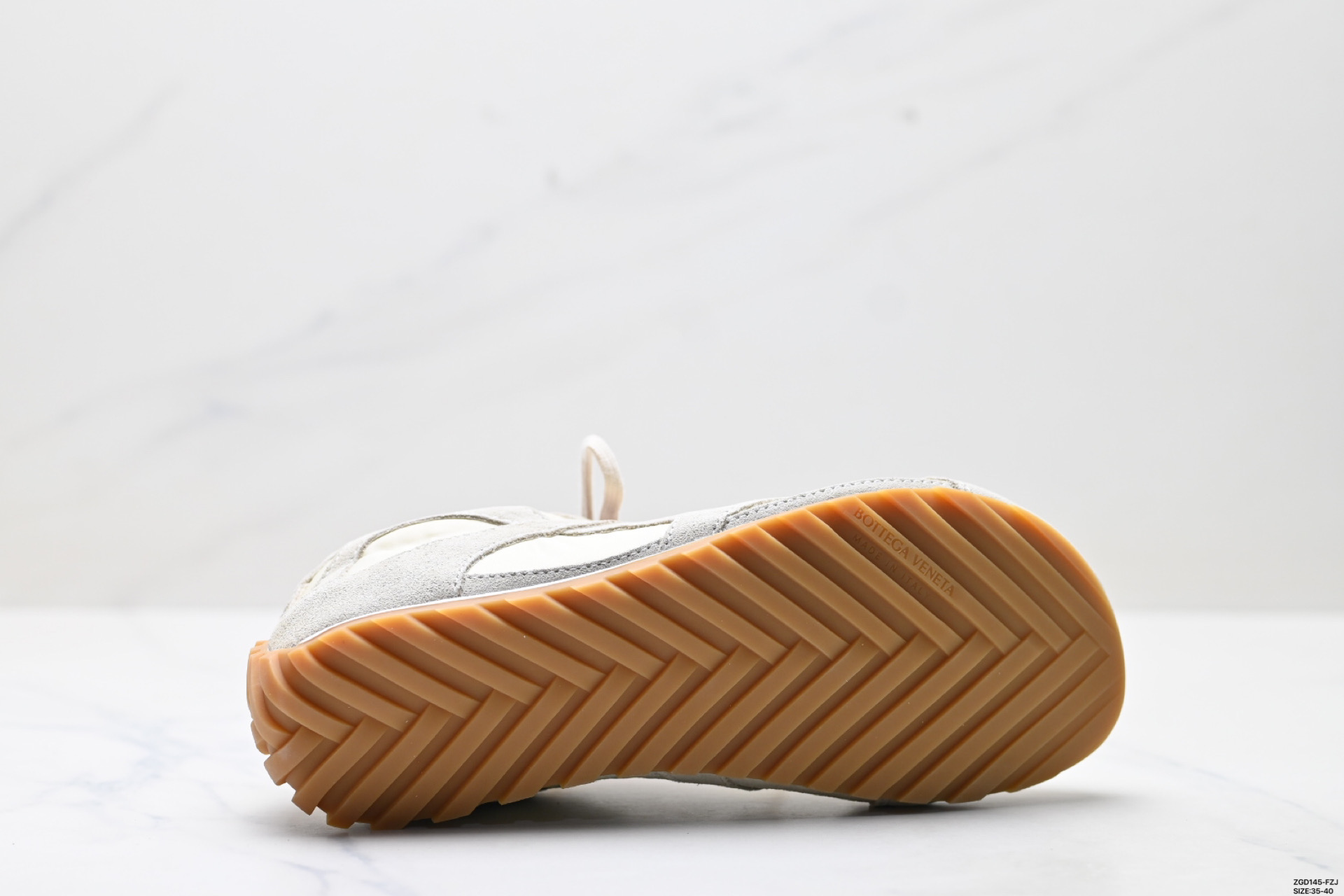 300 Bottega Veneta 葆蝶家 Orbit 绒面革 圆头平底 低帮 生活休闲鞋 8268686 V1NY1 2827