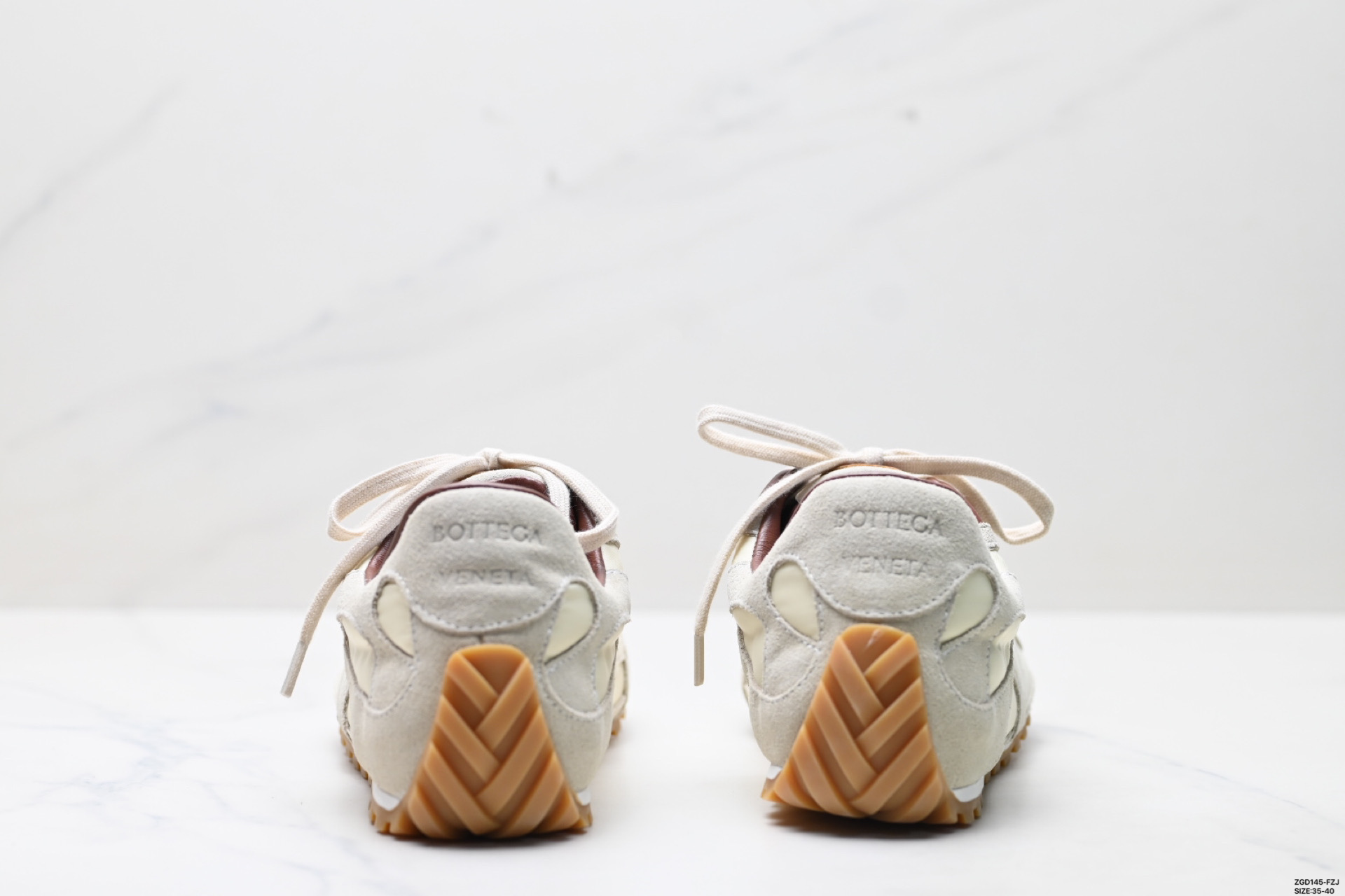 300 Bottega Veneta 葆蝶家 Orbit 绒面革 圆头平底 低帮 生活休闲鞋 8268686 V1NY1 2827