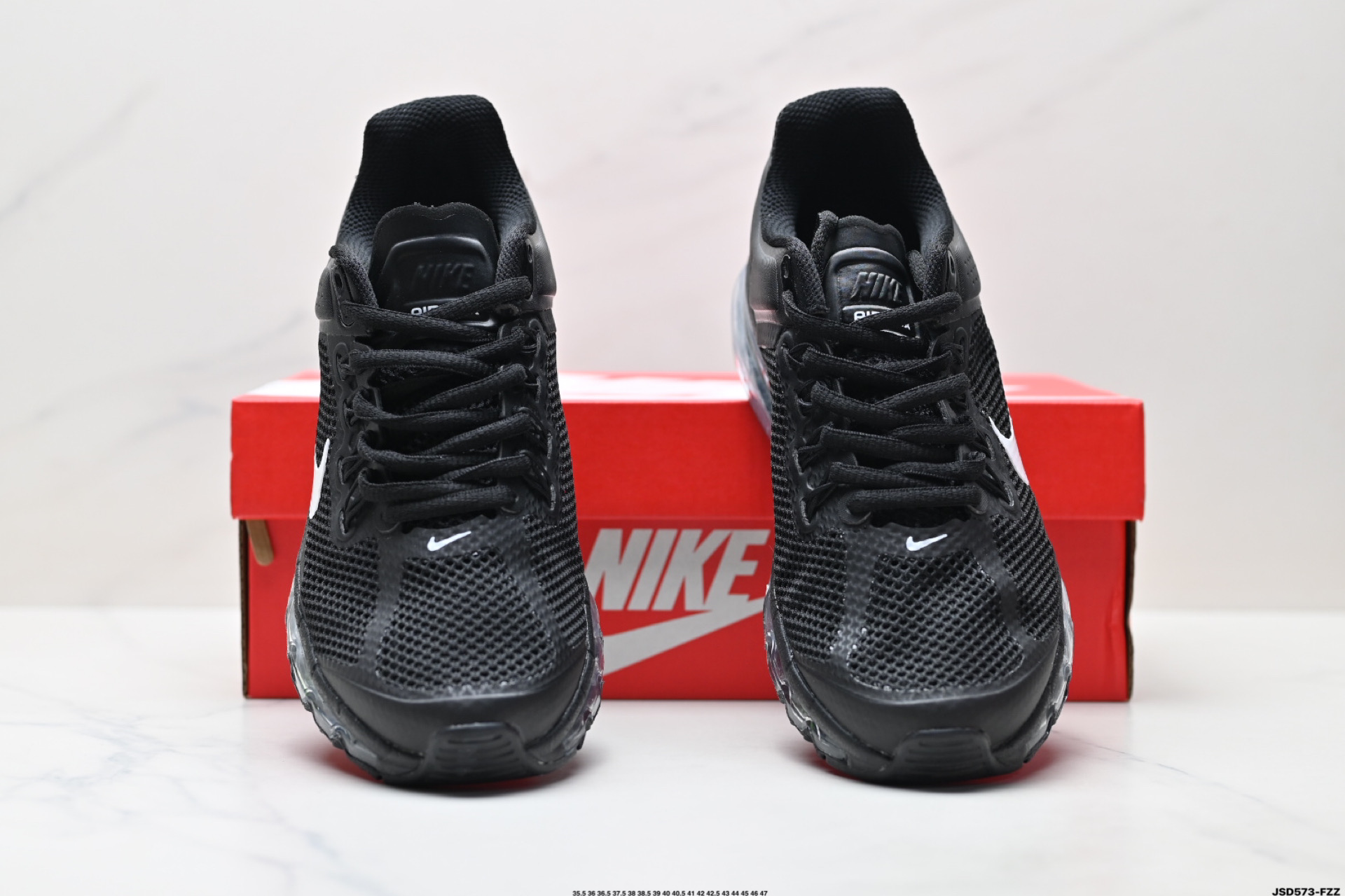 210 Nike Air Max 2013 联名气垫跑鞋 整体依旧以Stussy标志性的麻布编织材质覆盖 554886-108
