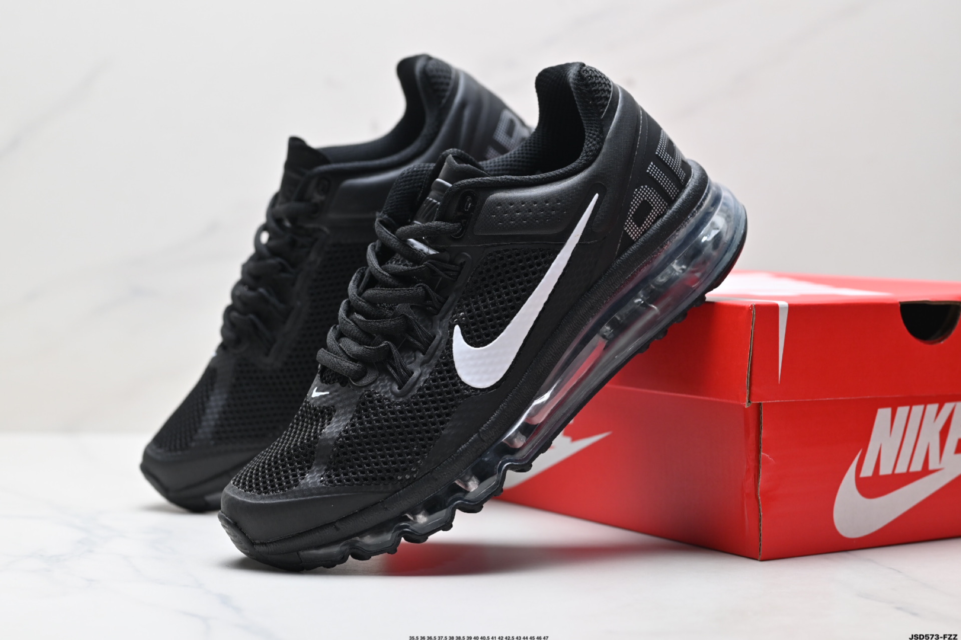 210 Nike Air Max 2013 联名气垫跑鞋 整体依旧以Stussy标志性的麻布编织材质覆盖 554886-108