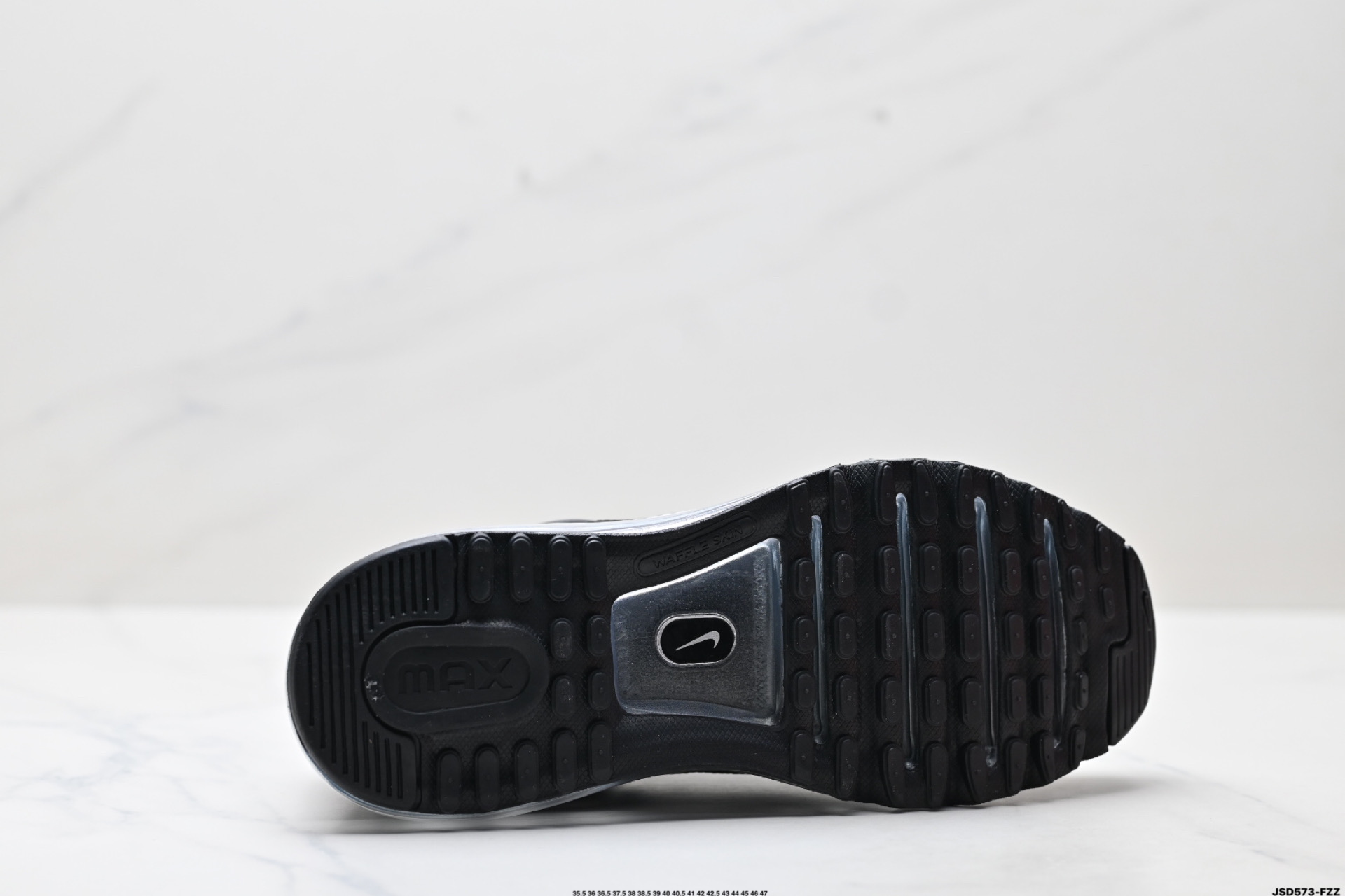210 Nike Air Max 2013 联名气垫跑鞋 整体依旧以Stussy标志性的麻布编织材质覆盖 554886-108