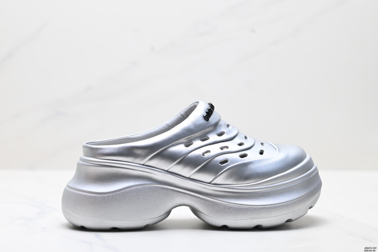 Gucci CC Liquid Metal Platform Clogs - Summer 2025 - Stylish & Comfortable 1 Gucci CC Liquid Metal Platform Clogs – Summer 2025 – Stylish & Comfortable