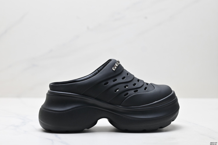 Gucci CC Liquid Metal Clogs: 7.5CM Platform, Summer 2025, Sizes 35-40 1 Gucci CC Liquid Metal Platform Clogs – Summer 2025 – Stylish & Comfortable