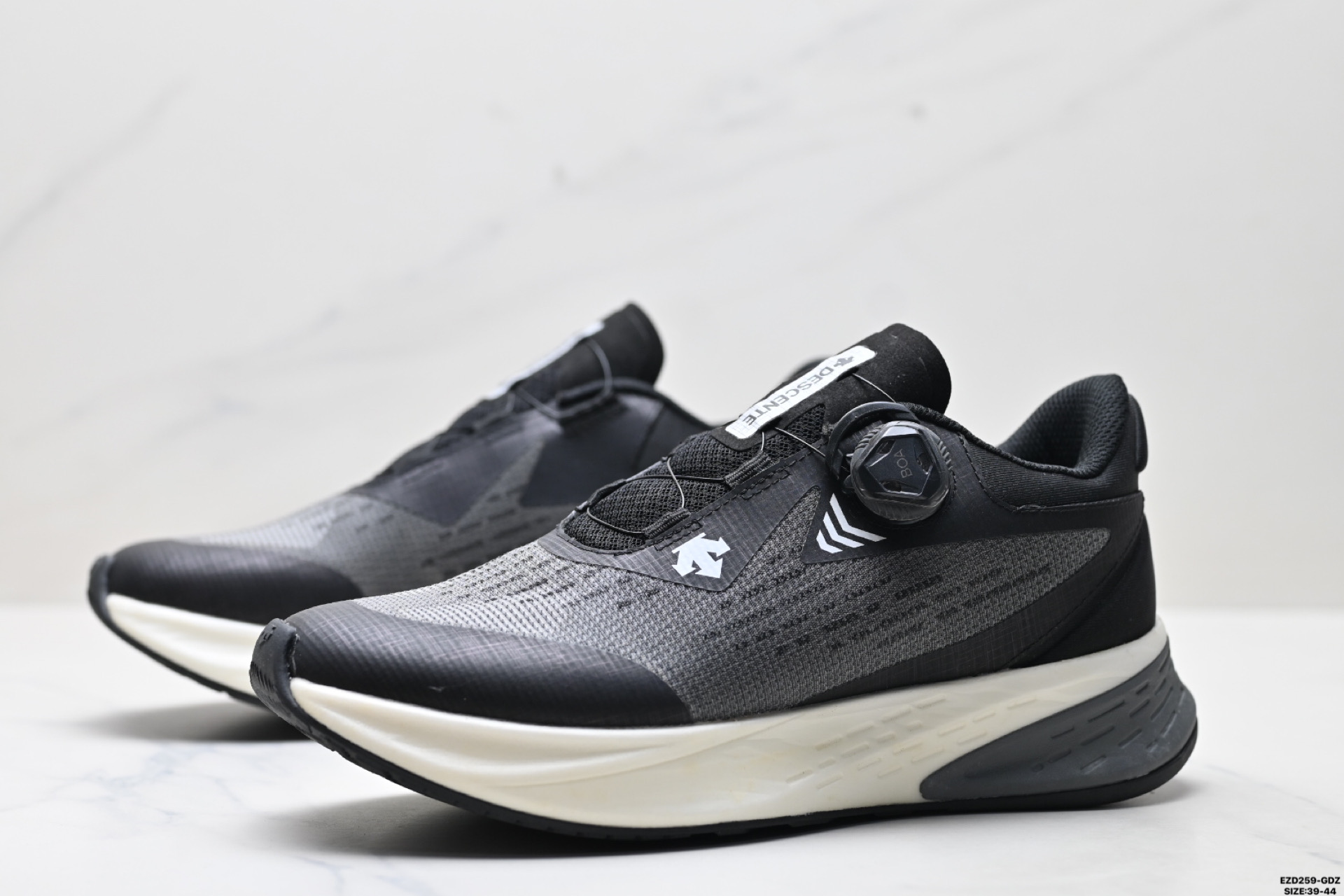 纯原迪桑特DESCENTE LEVITATEII 透气运动跑步鞋 D2331RRN23