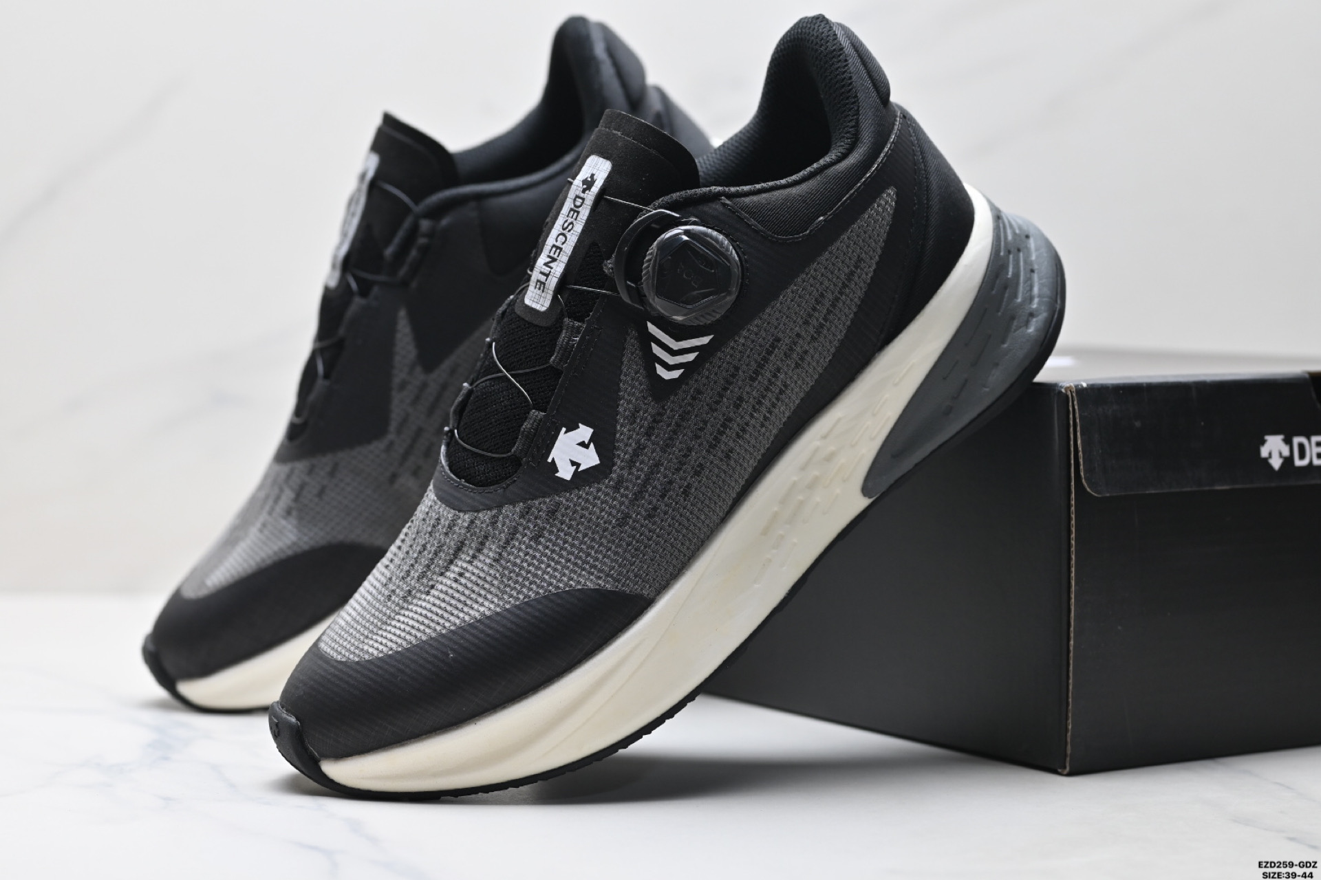 纯原迪桑特DESCENTE LEVITATEII 透气运动跑步鞋 D2331RRN23