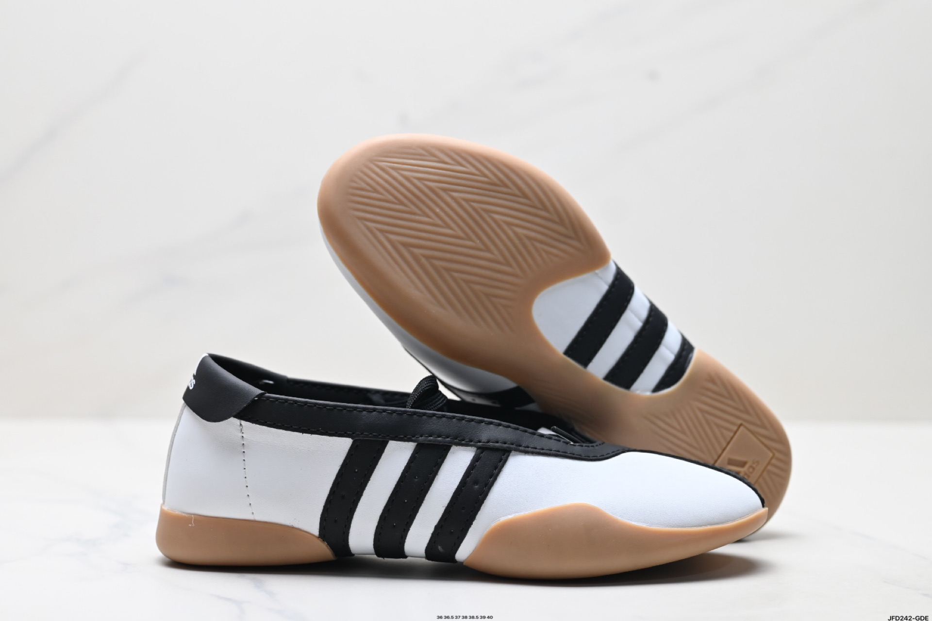 TAEKWONDO MEI BALLET复古芭蕾风薄底鞋女子adidas阿迪达斯三叶草 JR7030-Chinese UA Cheap High Quatity Brand Clothes Bags handbags Sneakers wholesale wholesaler seller from China Factory suppliers Fashion Clothing Shoes best Quality Beautiful Price TAEKWONDO MEI BALLET复古芭蕾风薄底鞋女子adidas阿迪达斯三叶草 JR7030