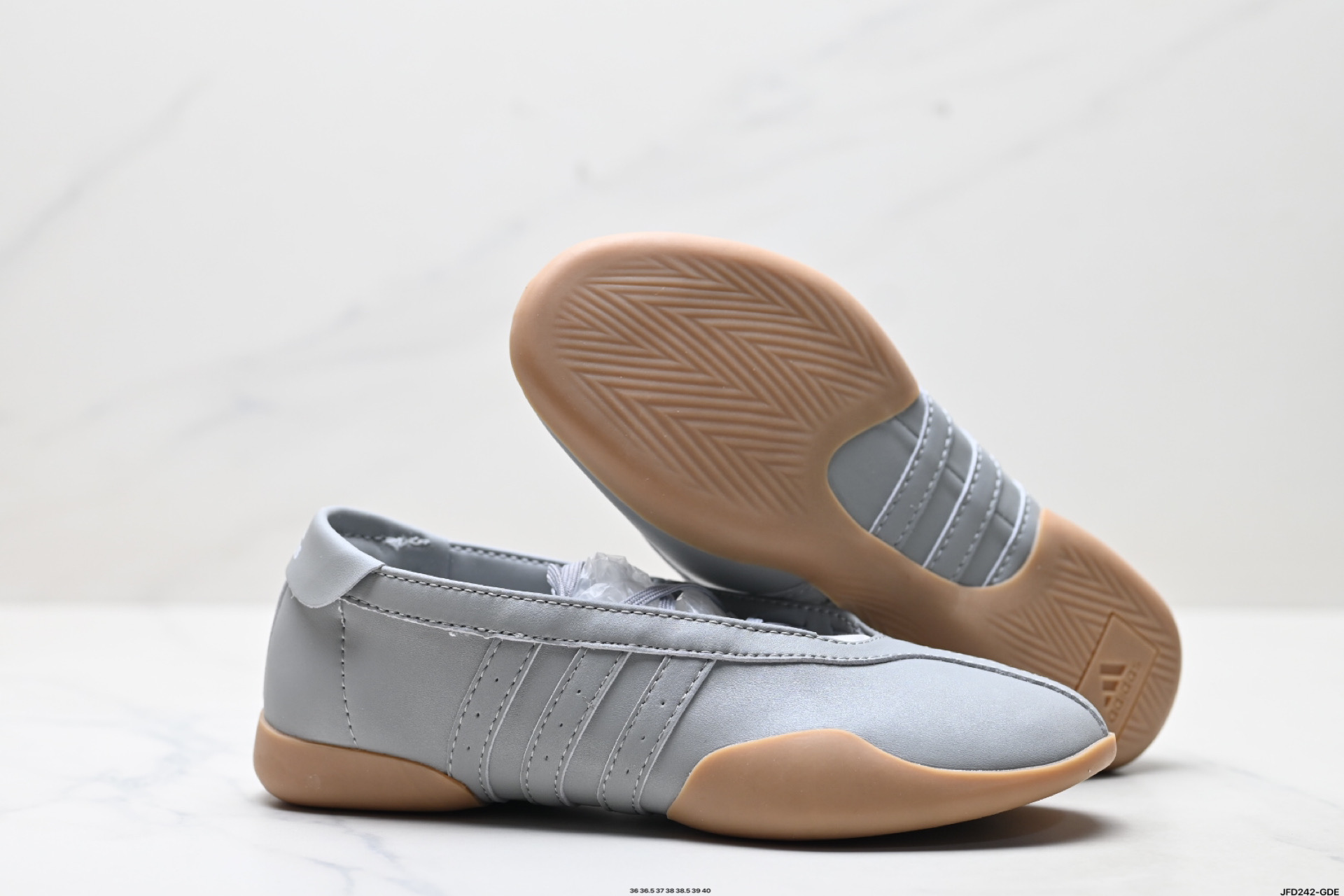 TAEKWONDO MEI BALLET复古芭蕾风薄底鞋女子adidas阿迪达斯三叶草 JR7030-Chinese UA Cheap High Quatity Brand Clothes Bags handbags Sneakers wholesale wholesaler seller from China Factory suppliers Fashion Clothing Shoes best Quality Beautiful Price TAEKWONDO MEI BALLET复古芭蕾风薄底鞋女子adidas阿迪达斯三叶草 JR7030